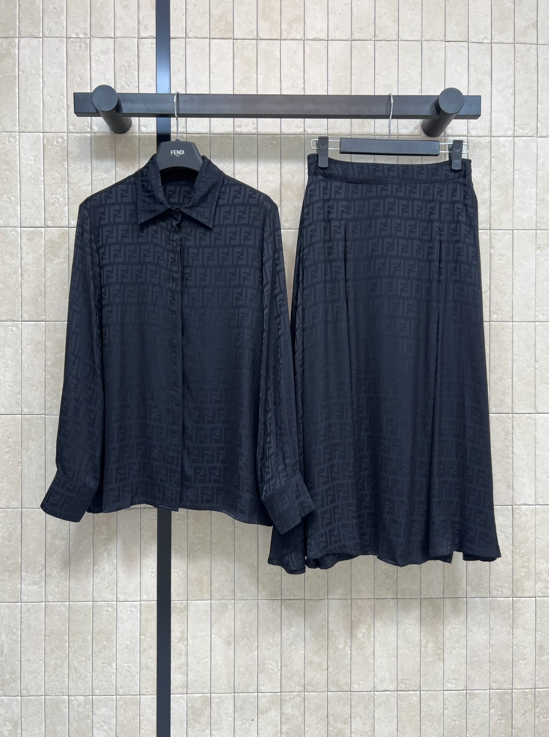 NO:477632,Top skirt FD Home 25 early autumn new style FF silk jacquard casual suit Lapel shirt + high waist pleated skirt Custom made silk jacquard fabric Excellent gloss texture under different lighting High waistline easily raises the legs and strong wearability. The fabric is thin and not pressed. Matched with the same series of shirts, sweet or salty, lazy temperament, a set of upper body makes it look slim and age-reducing, good date and leisure, two colors and three-code Size/S-M-L,,dior, skirts, shirts, alexander wang19860909上衣半裙FD家 25早秋新款 FF人丝提花休闲套装 翻领衬衫+高腰压褶半身裙 定做人丝提花面料 在不同灯光下的光泽质感都极佳 高腰线轻松抬高腿部比例实穿性强 面料轻薄不压身 搭配同系列衬衫 可甜可咸慵懒风气质 一套上身超级显瘦减龄 约会休闲都不错 两色三码Size/S-M-L,,dior,skirts,shirts,alexander wang,Women's clothing