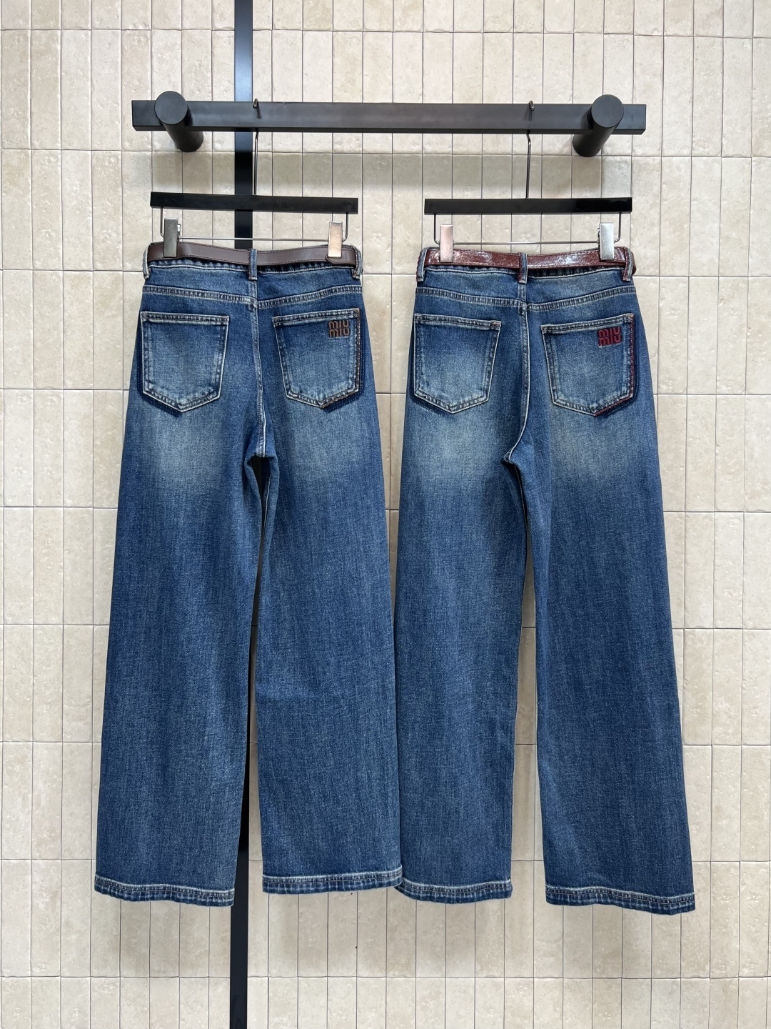 MIu家 25早秋新款 高腰刺绣logo腰带牛仔裤 高腰的直筒裤型 一秒穿出竹竿腿 复古洗水工艺 前后撞