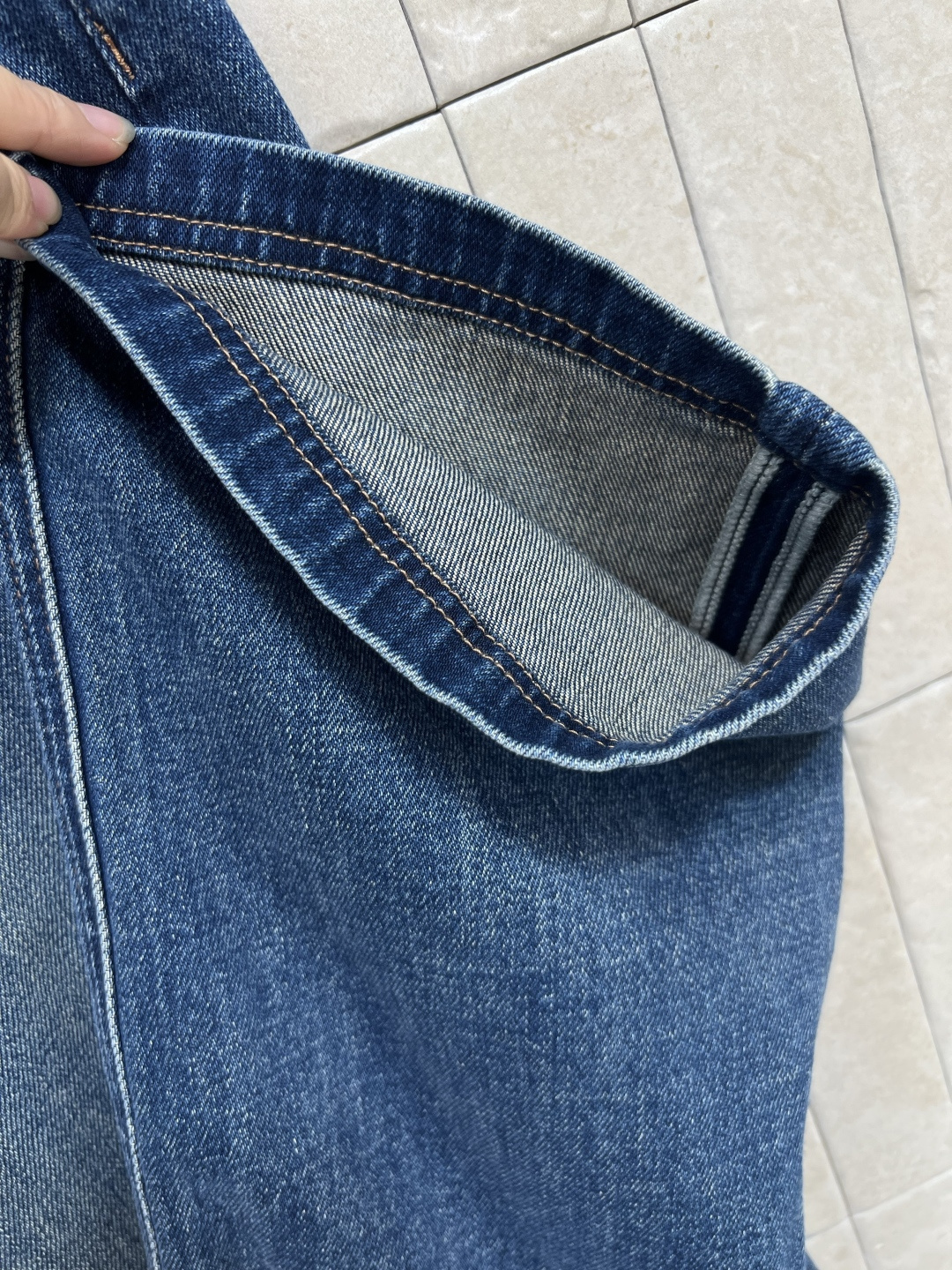 MIu家 25早秋新款 高腰刺绣logo腰带牛仔裤 高腰的直筒裤型 一秒穿出竹竿腿 复古洗水工艺 前后撞