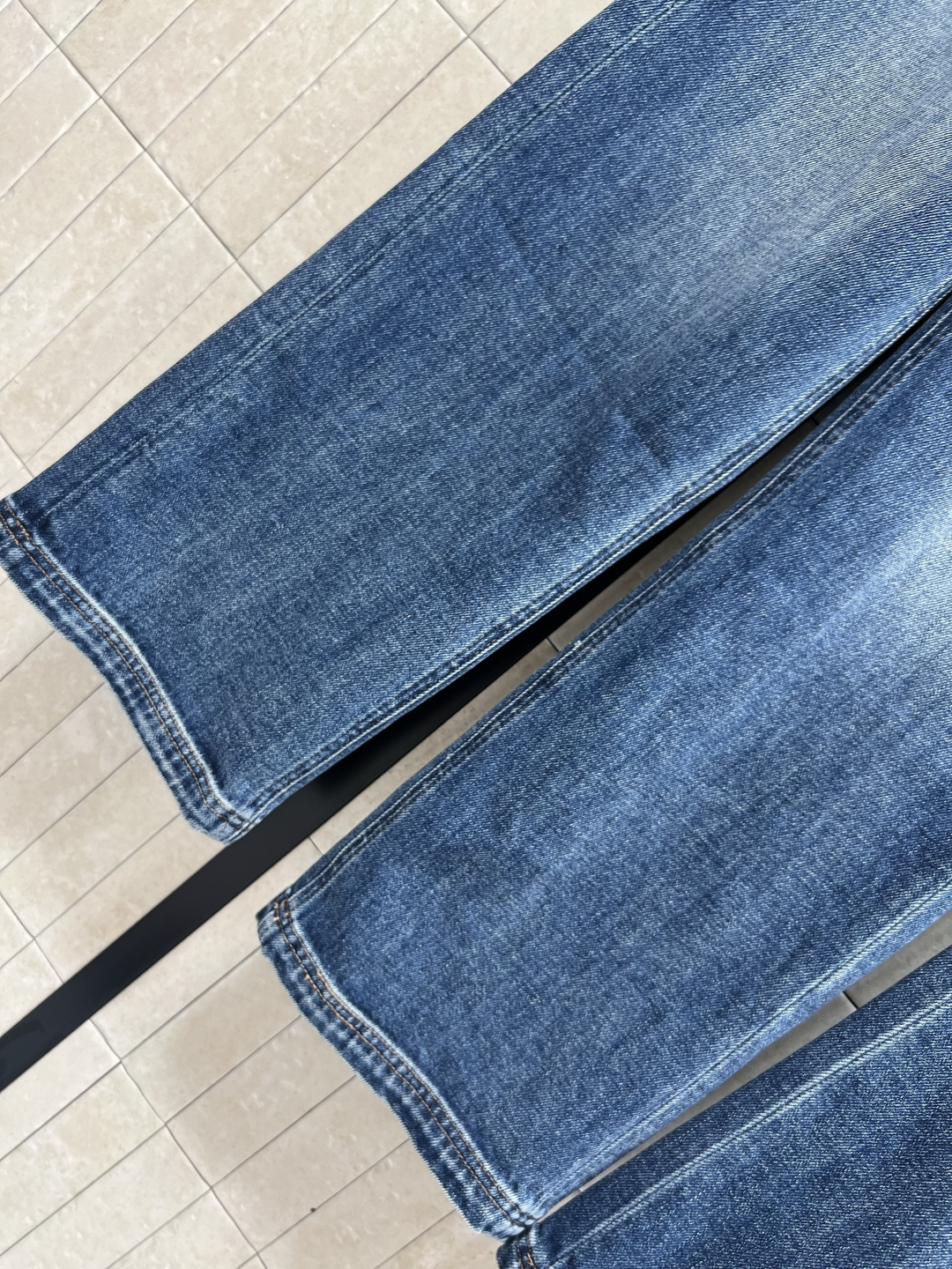 MIu家 25早秋新款 高腰刺绣logo腰带牛仔裤 高腰的直筒裤型 一秒穿出竹竿腿 复古洗水工艺 前后撞