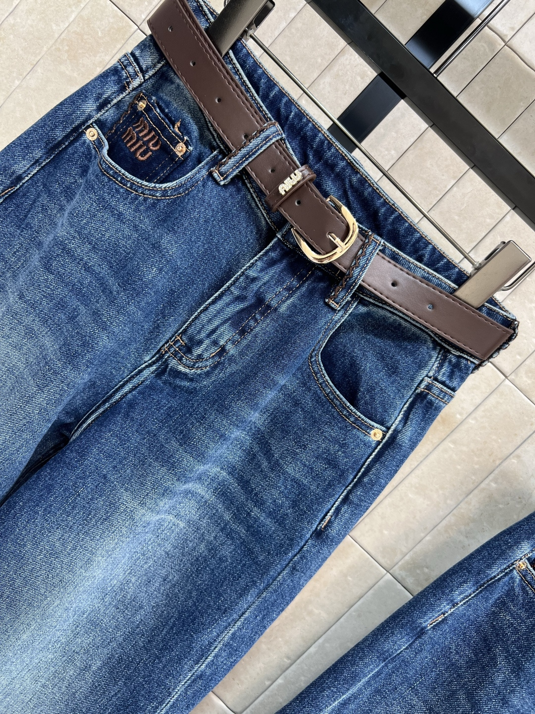 MIu家 25早秋新款 高腰刺绣logo腰带牛仔裤 高腰的直筒裤型 一秒穿出竹竿腿 复古洗水工艺 前后撞