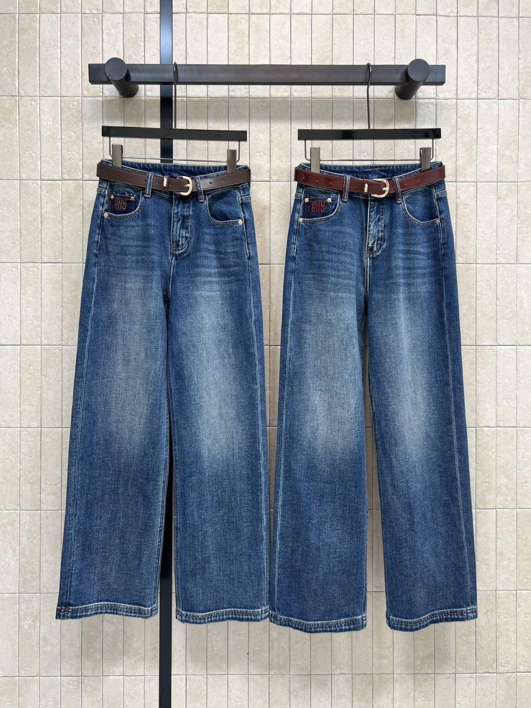 NO:477646,MIu Home 25 early autumn new style, high-waist embroidered logo belt jeans, high-waist straight-leg pants, wear bamboo pole legs in one second, retro washing process, contrasting color embroidery embroidery embroidery in front and back, color washing is also very retro and fashionable, customized logo leather belt matching, two colors and three codes, Size/S-M-L,,miumiu,jeans,alexander wang19860909MIu家 25早秋新款 高腰刺绣logo腰带牛仔裤 高腰的直筒裤型 一秒穿出竹竿腿 复古洗水工艺 前后撞色的logo刺绣点缀 颜色洗水也很复古时髦 定制了logo皮革腰带搭配 两色三码 Size/S-M-L,,miumiu,jeans,alexander wang,Women's clothing