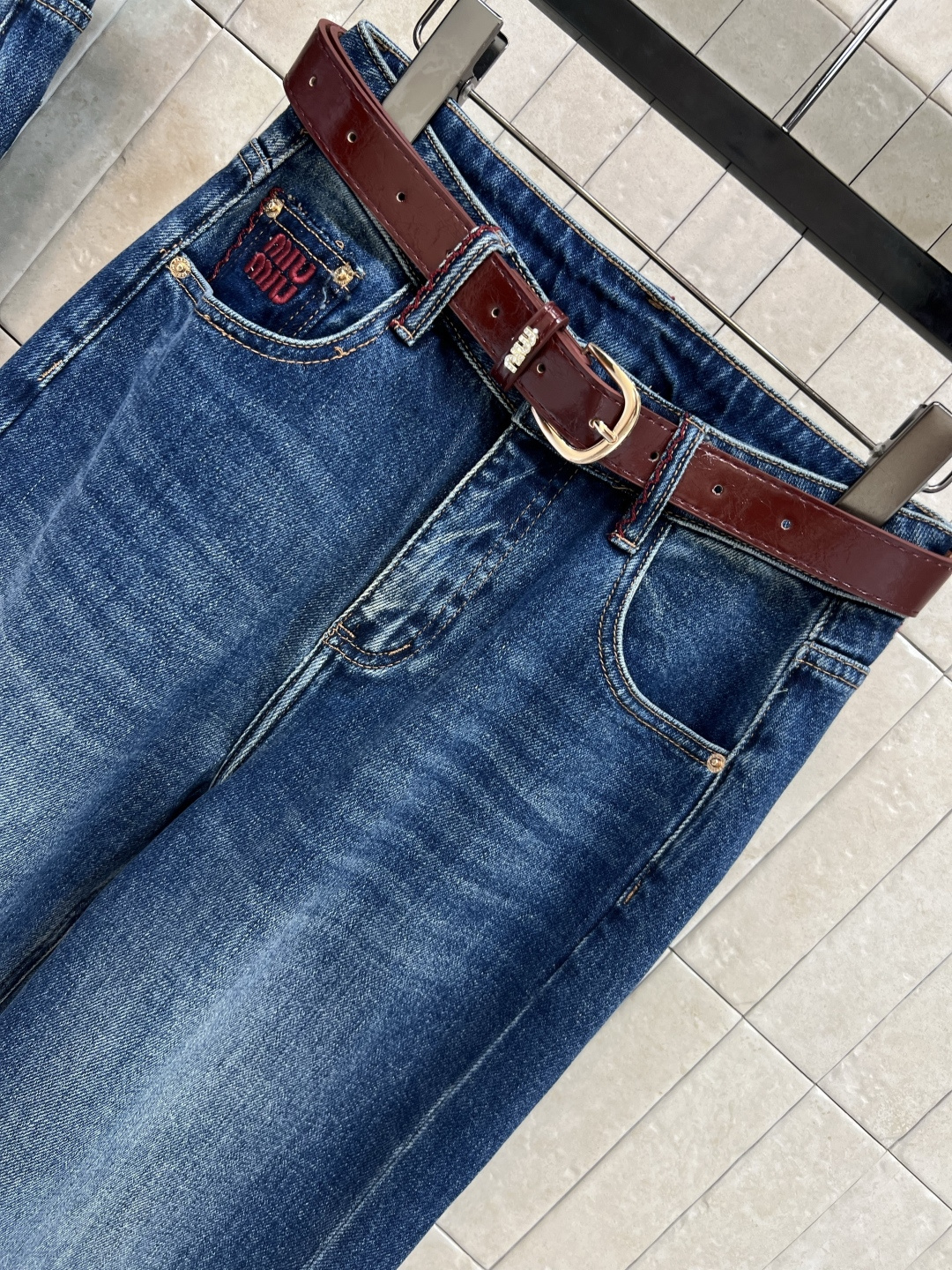 MIu家 25早秋新款 高腰刺绣logo腰带牛仔裤 高腰的直筒裤型 一秒穿出竹竿腿 复古洗水工艺 前后撞