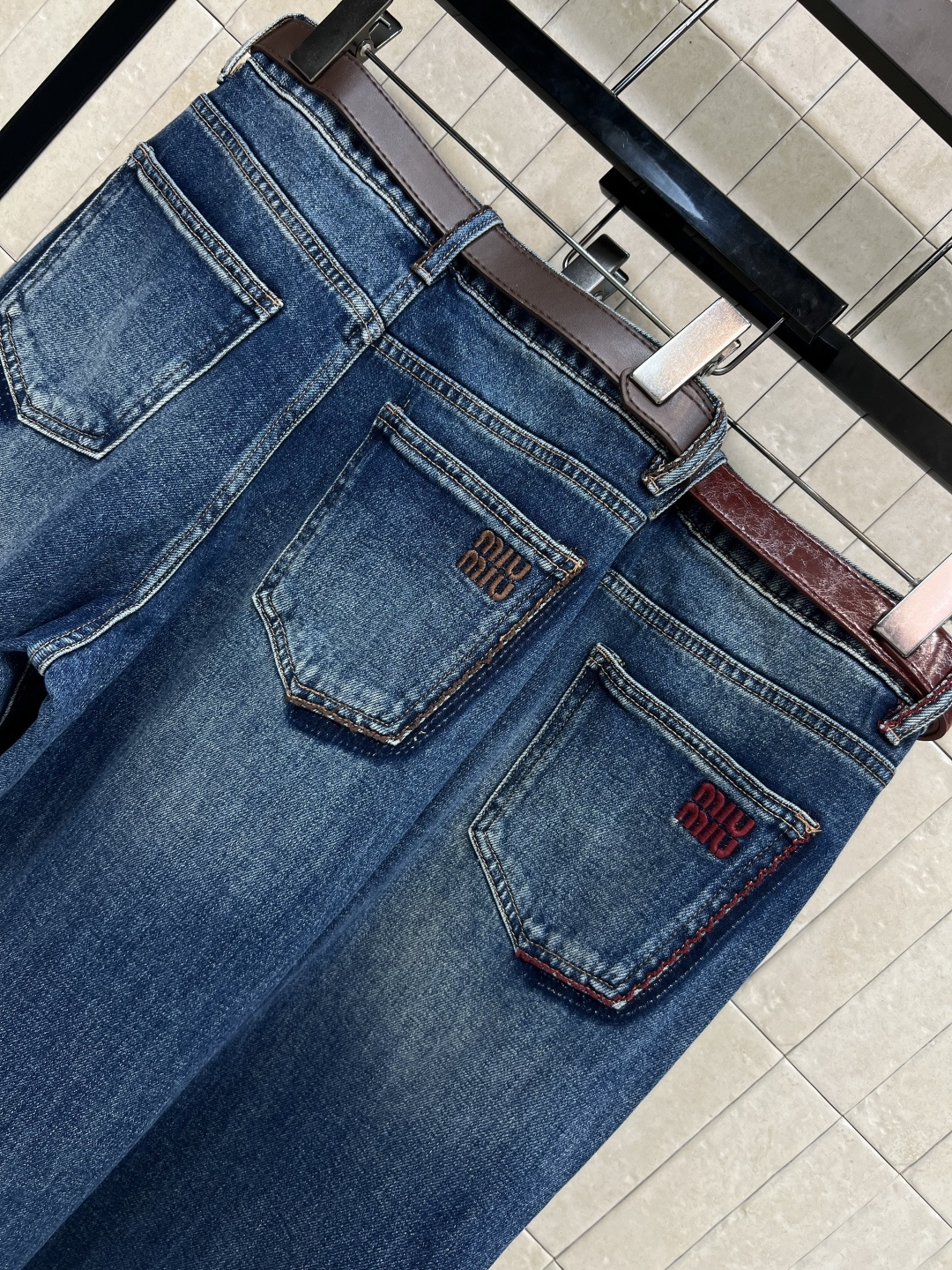 MIu家 25早秋新款 高腰刺绣logo腰带牛仔裤 高腰的直筒裤型 一秒穿出竹竿腿 复古洗水工艺 前后撞