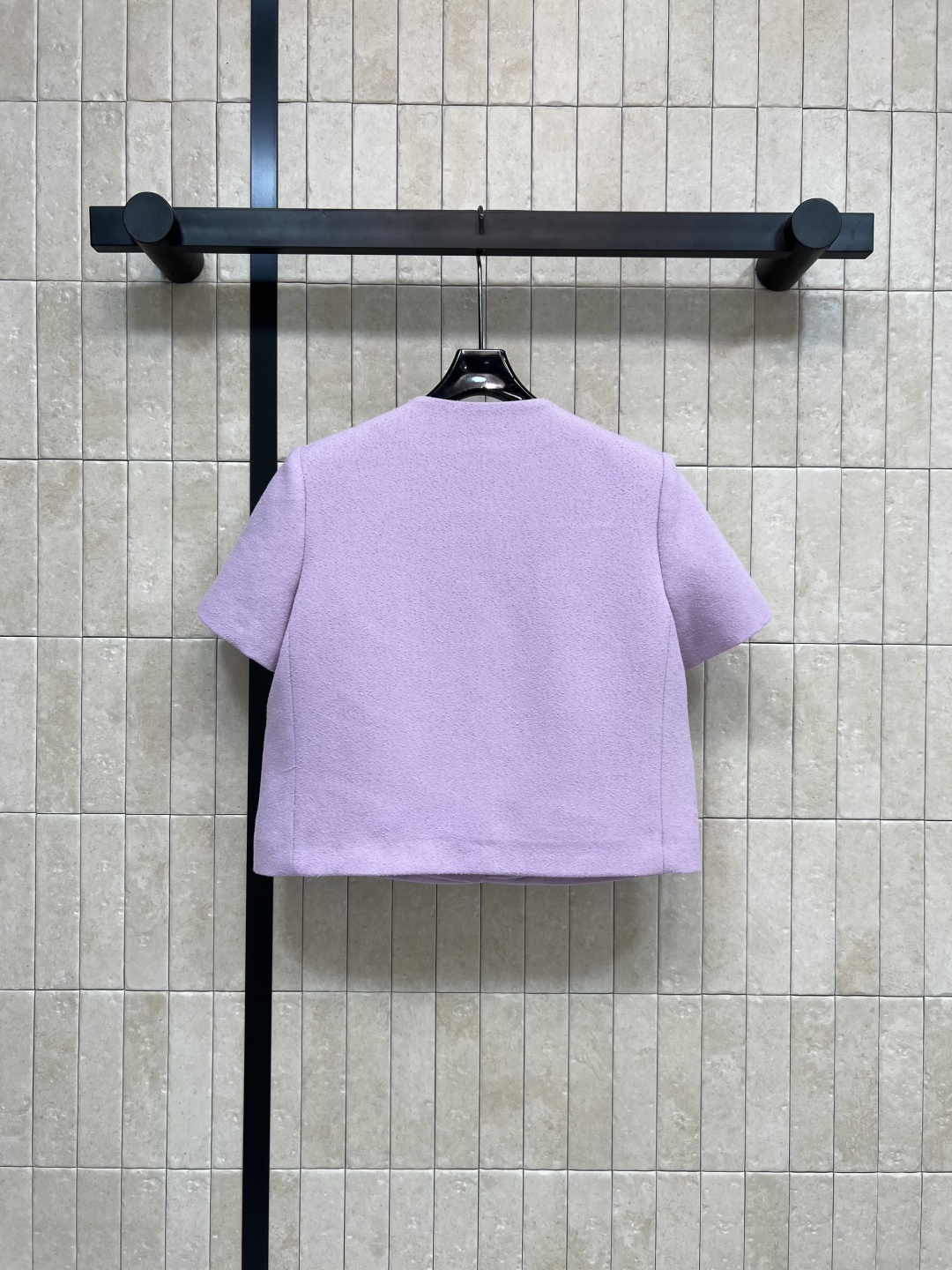 D家 25早秋新款 圆领短款毛呢上衣+ 毛呢高腰压褶半身裙 简约大方的设计打造高级成衣 定制CD珍珠扣点