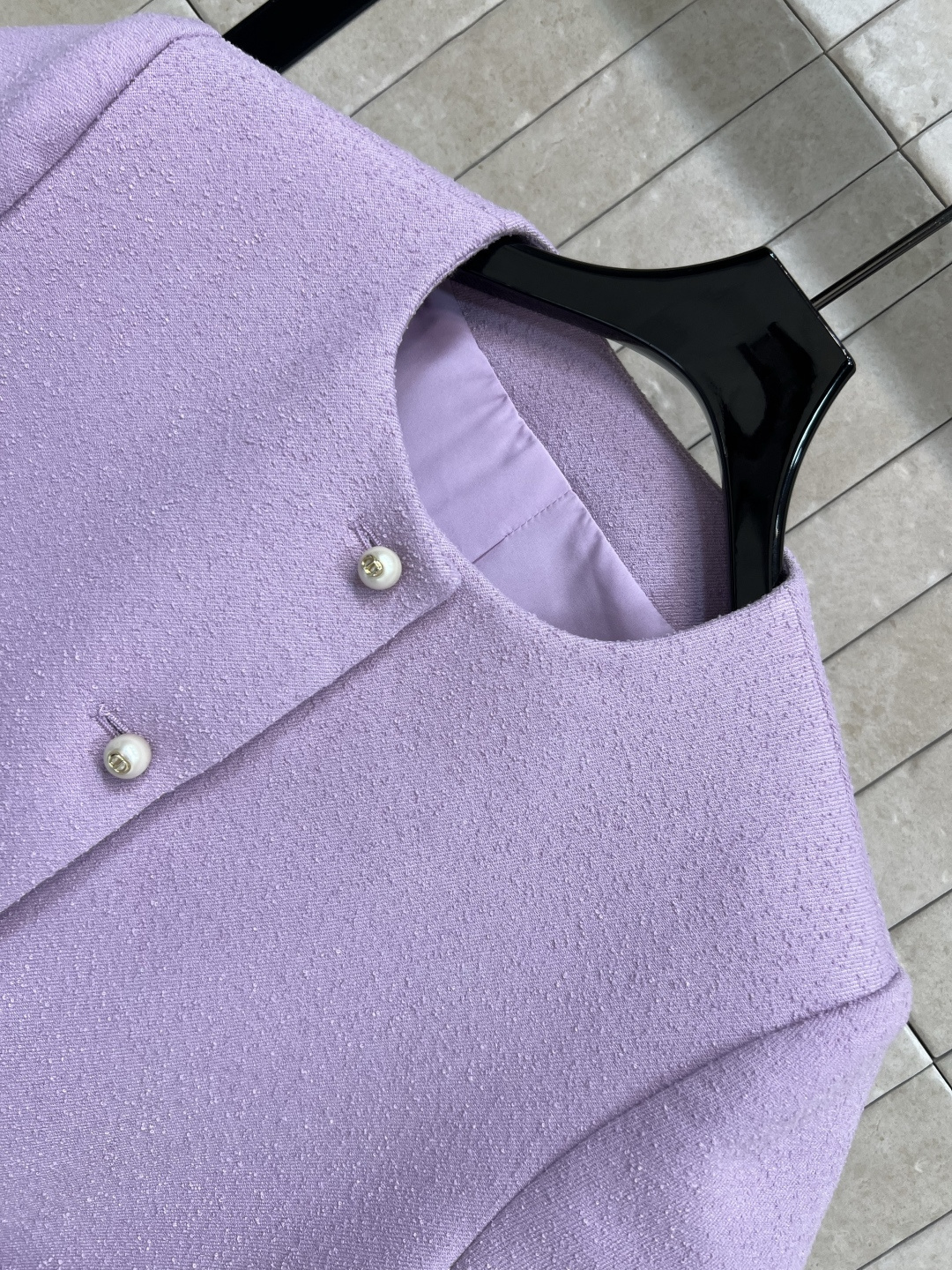 D家 25早秋新款 圆领短款毛呢上衣+ 毛呢高腰压褶半身裙 简约大方的设计打造高级成衣 定制CD珍珠扣点