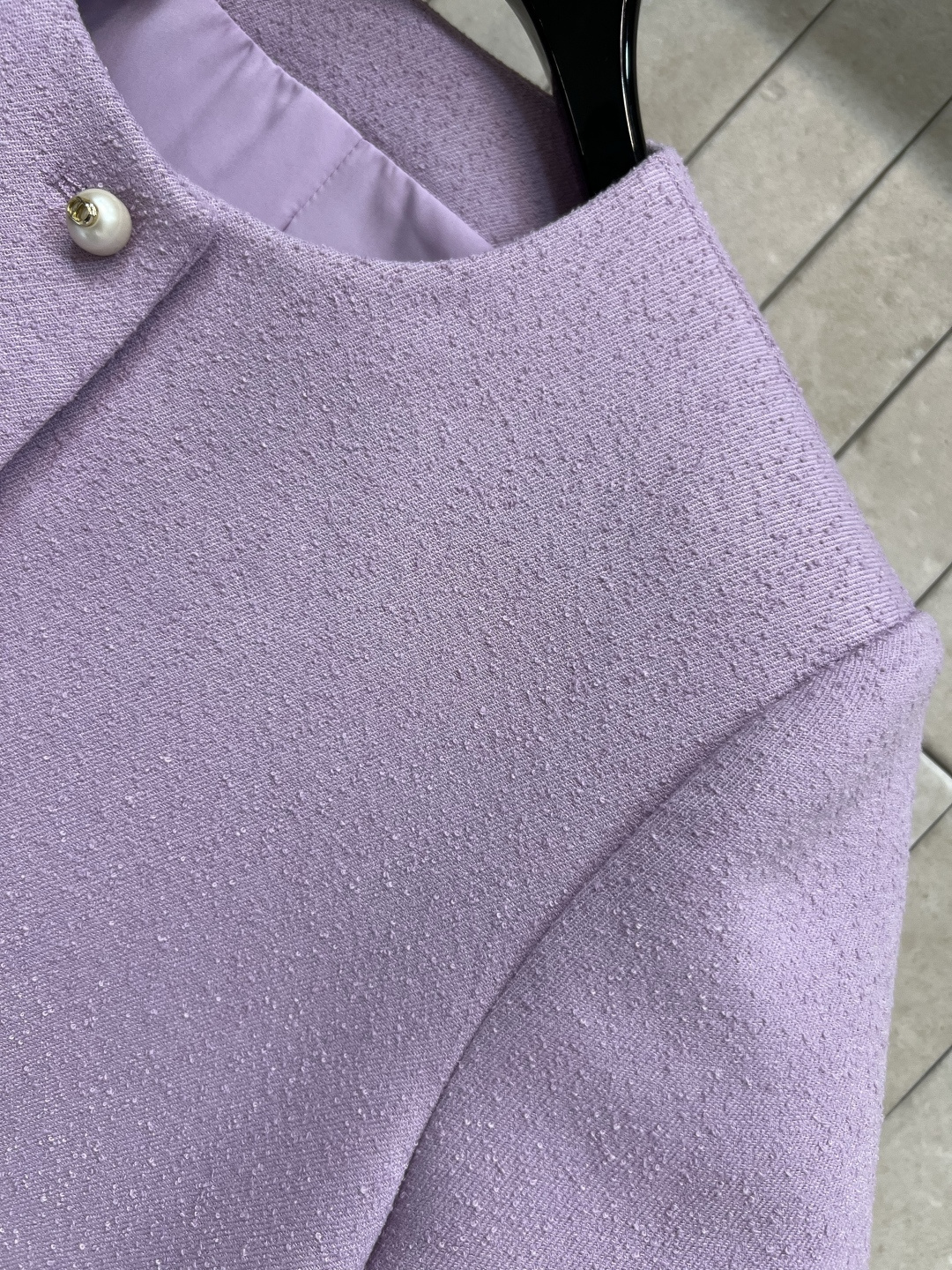 D家 25早秋新款 圆领短款毛呢上衣+ 毛呢高腰压褶半身裙 简约大方的设计打造高级成衣 定制CD珍珠扣点