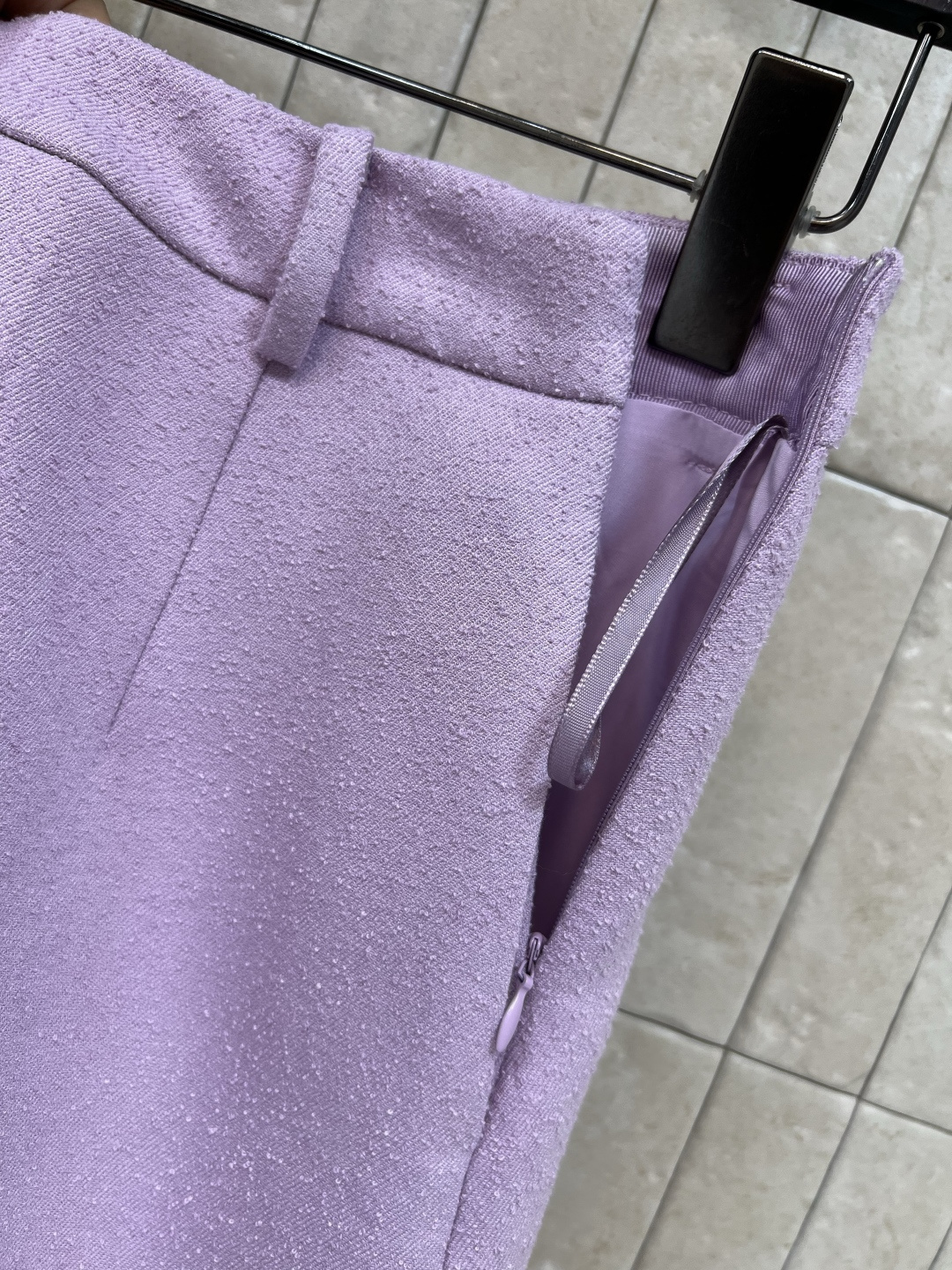 D家 25早秋新款 圆领短款毛呢上衣+ 毛呢高腰压褶半身裙 简约大方的设计打造高级成衣 定制CD珍珠扣点