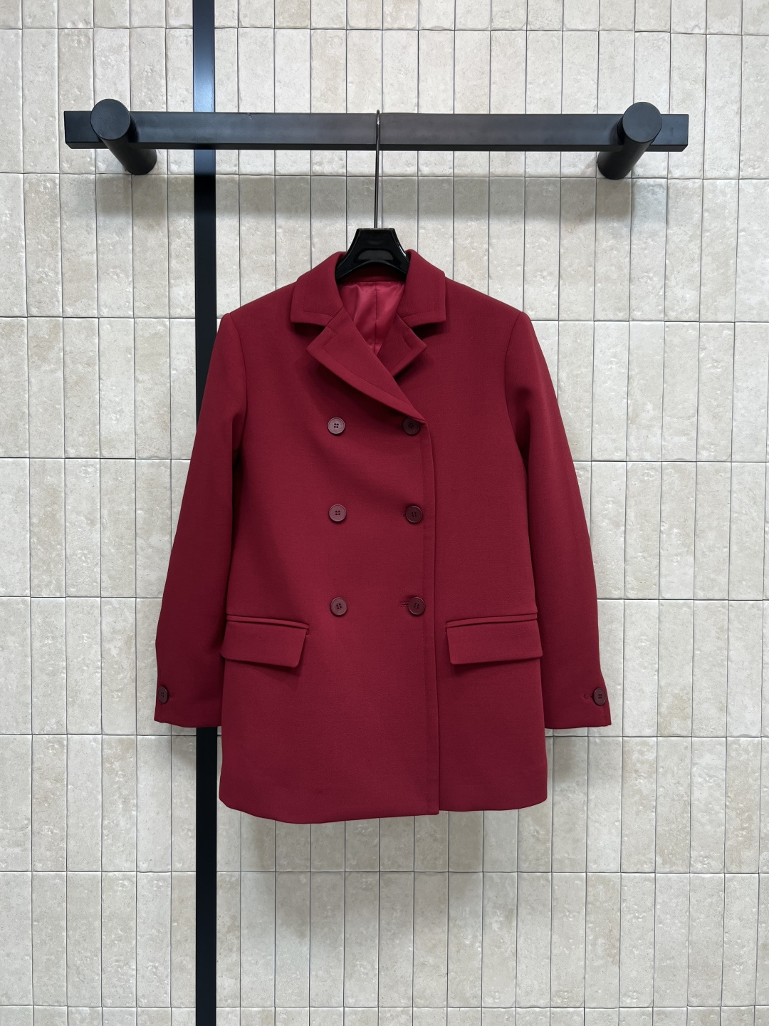 NO:477633,New autumn and winter models, Christmas and New Year essentials, red wool suit jacket, high-end custom 100% wool wool fabric, delicate and thick texture, three-dimensional silhouette tailoring design, simple and eye-catching, classic lapel and eye-catching, silhouette with slightly slim waist-slim upper body, fashionable and elegant, daily commuting matching, which one is versatile and unscrupulous when you go out, one color, three codes SML,, jackets & coats, business suit, alexander wang19860909秋冬新款 圣诞新年必备款 红色毛呢西装外套 高级定制的百分百羊毛毛呢面料 质感细腻厚实 立体廓形剪裁设计 简约又吸睛 经典翻领睛感十足 廓形微修腰的版型 上身时髦优雅 日常通勤搭配都适合 是随便外穿出门百搭不挑人的哪一款 一色三码 SML,,jackets & coats,business suit,alexander wang,Women's clothing