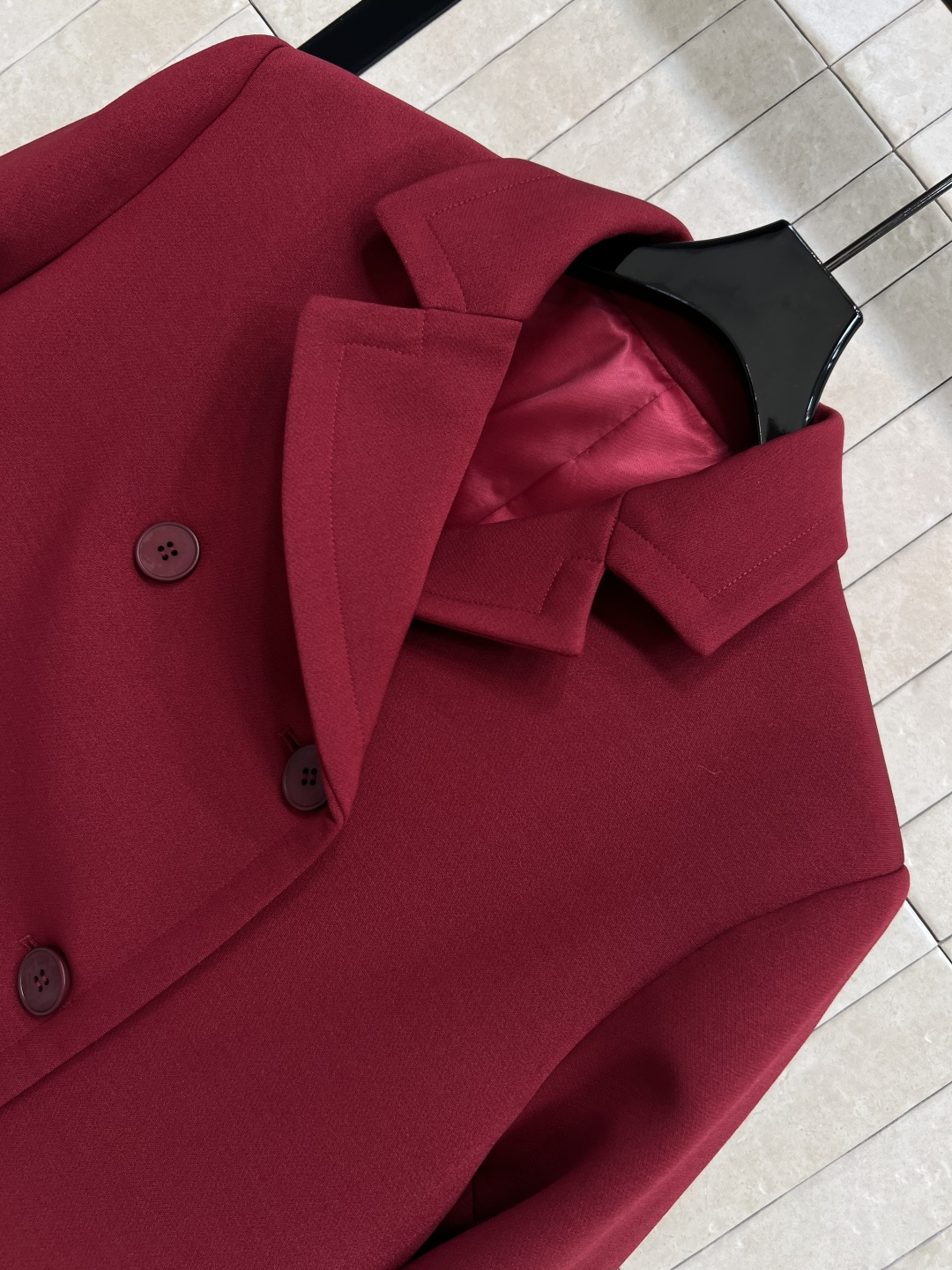 25秋冬新款 圣诞新年必备款 红色毛呢西装外套 高级定制的百分百羊毛毛呢面料 质感细腻厚实 立体廓形剪裁