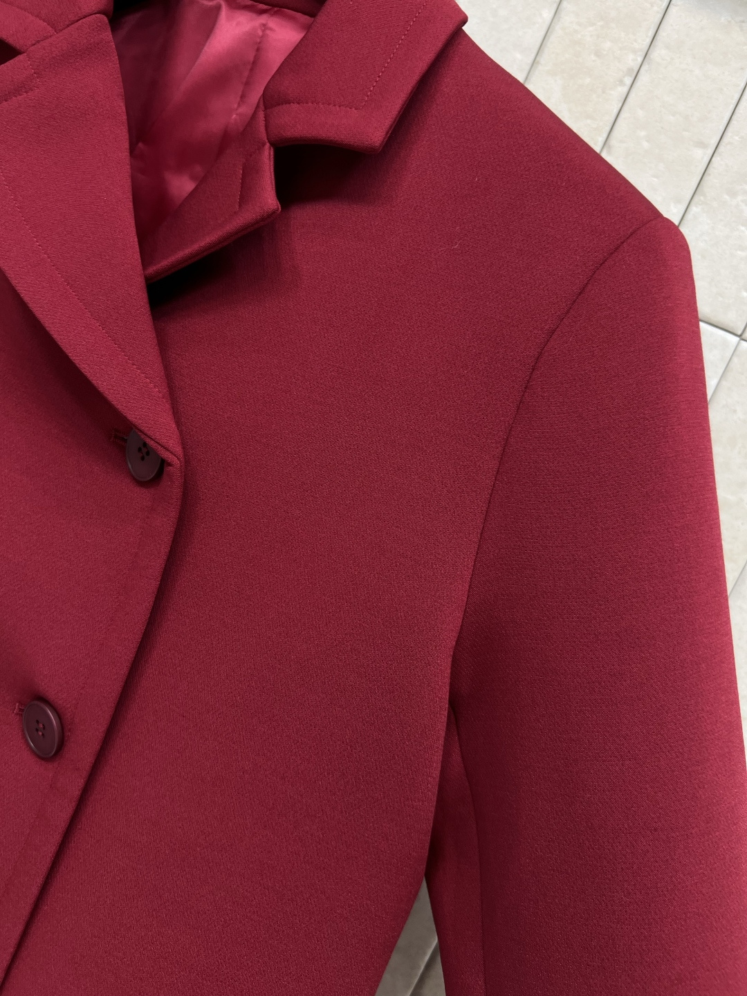 25秋冬新款 圣诞新年必备款 红色毛呢西装外套 高级定制的百分百羊毛毛呢面料 质感细腻厚实 立体廓形剪裁