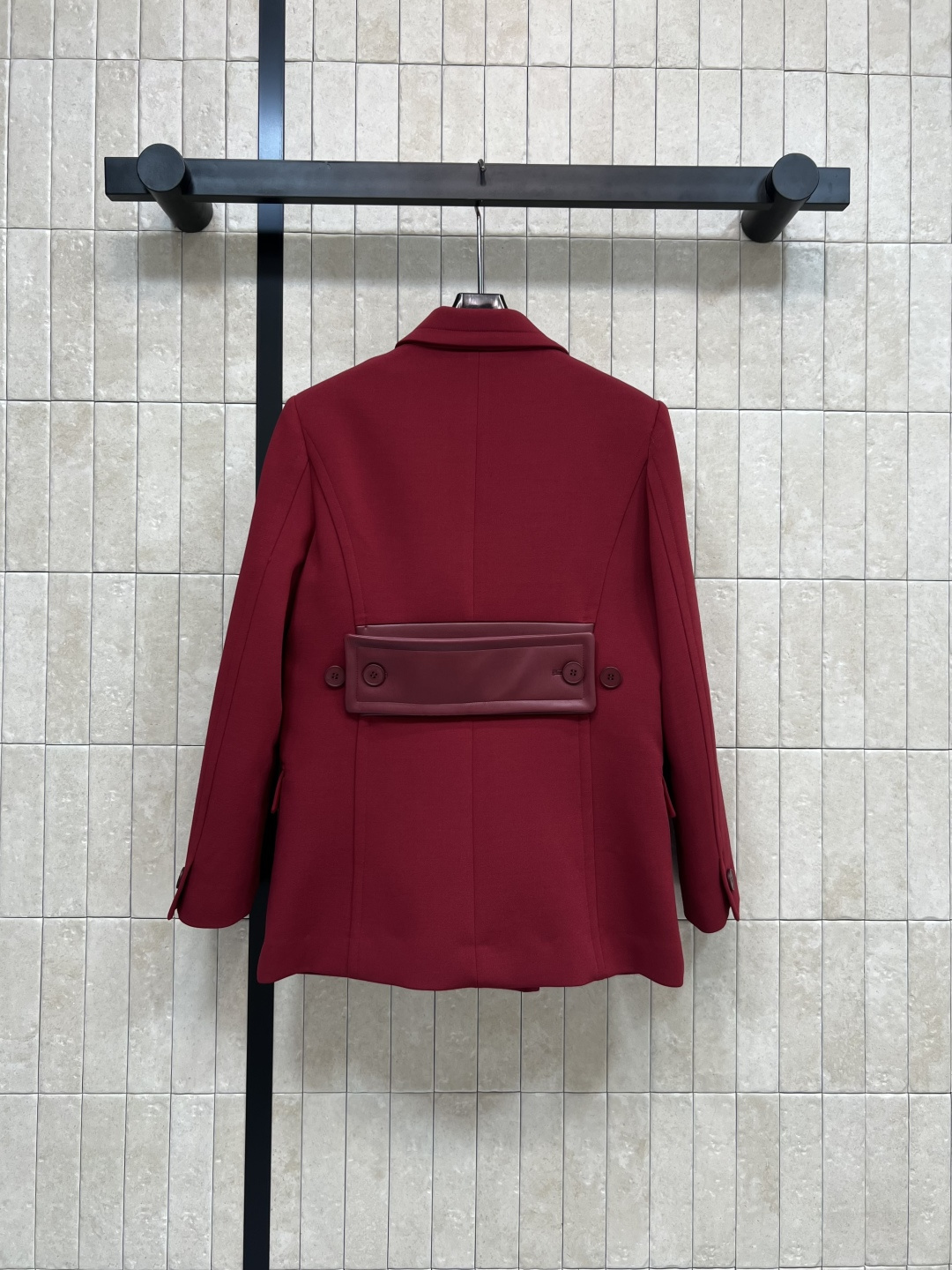25秋冬新款 圣诞新年必备款 红色毛呢西装外套 高级定制的百分百羊毛毛呢面料 质感细腻厚实 立体廓形剪裁