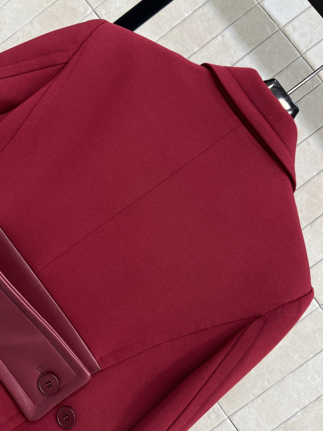 25秋冬新款 圣诞新年必备款 红色毛呢西装外套 高级定制的百分百羊毛毛呢面料 质感细腻厚实 立体廓形剪裁