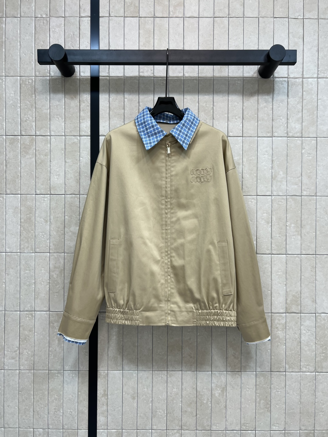 NO:477647,Miu 25 early autumn new style, spliced ​​plaid series, sleeveless vest jacket + lapel jacket + short skirt + halter vest skirt, removable neckline, spliced ​​blue plaid design, letter logo embroidery embroidery, highlighting the brand charm, khaki, gentle and cool, versatile and not picky, exquisite and high-end, short style, invincible upper body, capable, cool and fashionable, one color three-code SML,,miumiu, skirts, jackets & coats, jackets & coats, alexander wang19860909Miu 25早秋新款 拼接格子系列 无袖马甲外套+翻领夹克外套+短裙+挂脖背心裙 可拆卸领口 拼接蓝格纹设计 字母logo刺绣点缀 彰显品牌魅力 卡其色温柔酷帅 百搭不挑人 精致高级 短款版型上身巨无敌显高 干练酷帅又时髦 一色三码 SML,,miumiu,skirts,jackets & coats,jackets & coats,alexander wang,Women's clothing