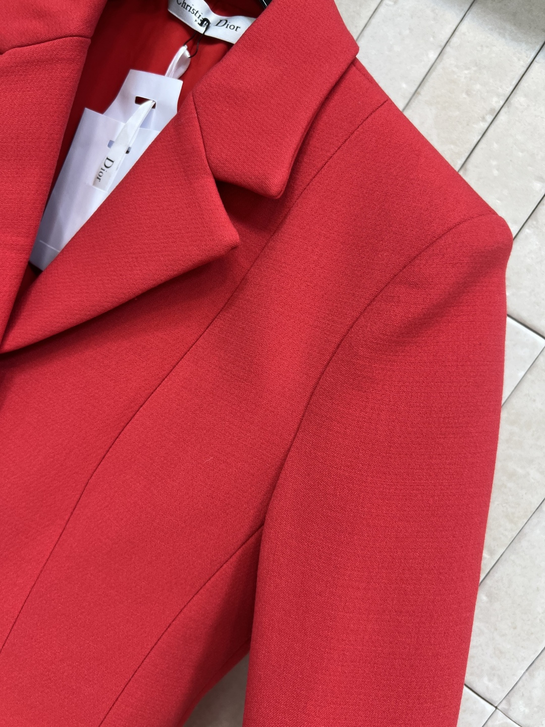 D家 25早秋新款 红色西装外套+半身裙 领口立领单排扣设计修饰脖颈线条 泡泡短袖小上衣 减龄又甜美 短