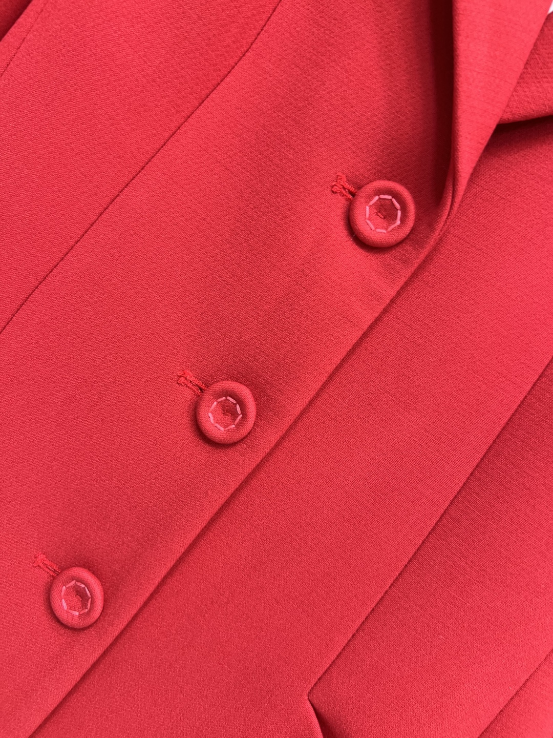 D家 25早秋新款 红色西装外套+半身裙 领口立领单排扣设计修饰脖颈线条 泡泡短袖小上衣 减龄又甜美 短