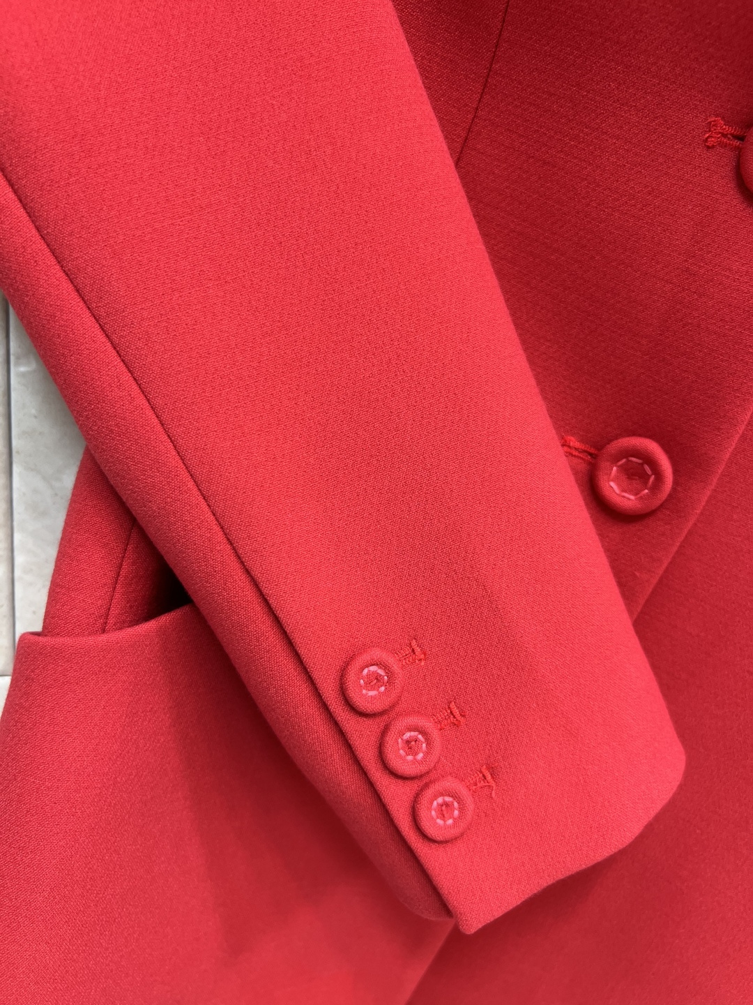 D家 25早秋新款 红色西装外套+半身裙 领口立领单排扣设计修饰脖颈线条 泡泡短袖小上衣 减龄又甜美 短