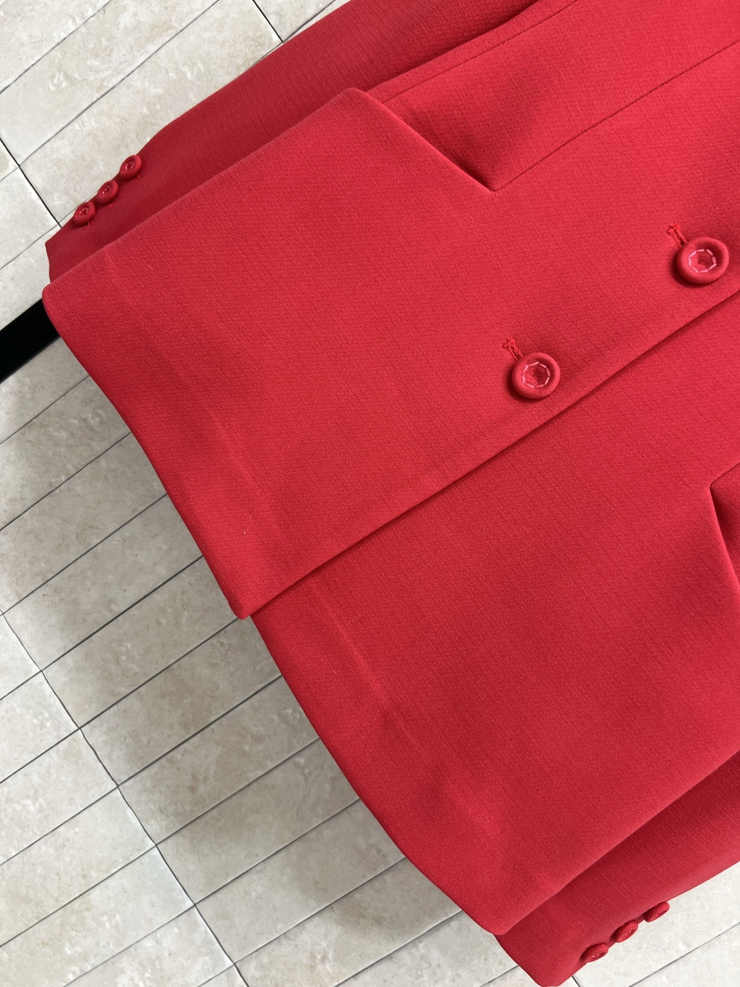 D家 25早秋新款 红色西装外套+半身裙 领口立领单排扣设计修饰脖颈线条 泡泡短袖小上衣 减龄又甜美 短