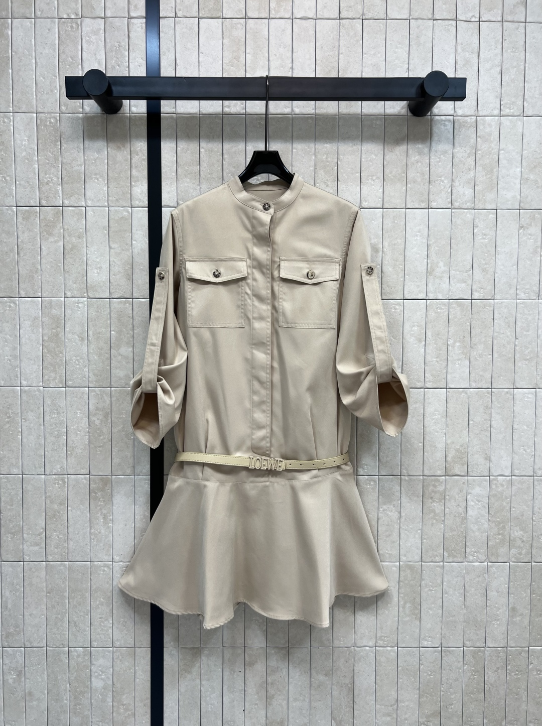 NO:477675,LW Home 25 early autumn new style, loose slim work dress, khaki work dress, stand collar loose and slim, hardware letter belt waist-hugging, perfectly divided body proportions, upper body looks slim and fashionable, sweet or salty, versatile and not picky about body, age-reducing and temperament, upper body is sweet and cool, age-reducing girl in one color and three sizes SML, skirts, alexander wang19860909LW家 25早秋新款 宽松显瘦工装连衣裙 卡其色工装风连衣裙 立领宽松又显瘦 五金字母腰带收腰 完美分割身材比例 上身显瘦又时髦 可甜可咸百搭不挑身材 减龄又有气质 上身妥妥甜酷减龄少女一色三码 SML,,skirts,alexander wang,Women's clothing