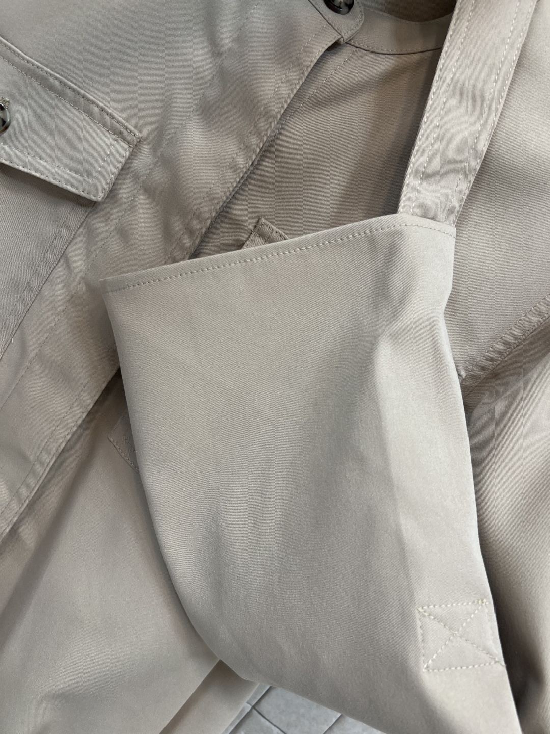 LW家 25早秋新款 宽松显瘦工装连衣裙 卡其色工装风连衣裙 立领宽松又显瘦 五金字母腰带收腰 完美分割