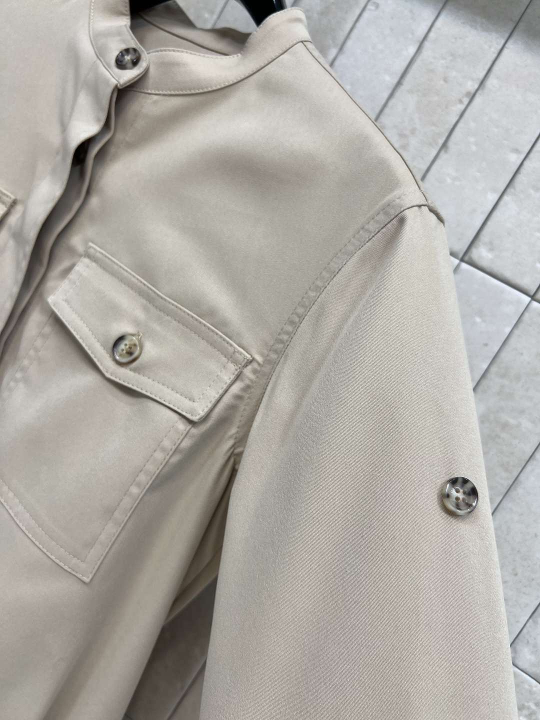 LW家 25早秋新款 宽松显瘦工装连衣裙 卡其色工装风连衣裙 立领宽松又显瘦 五金字母腰带收腰 完美分割