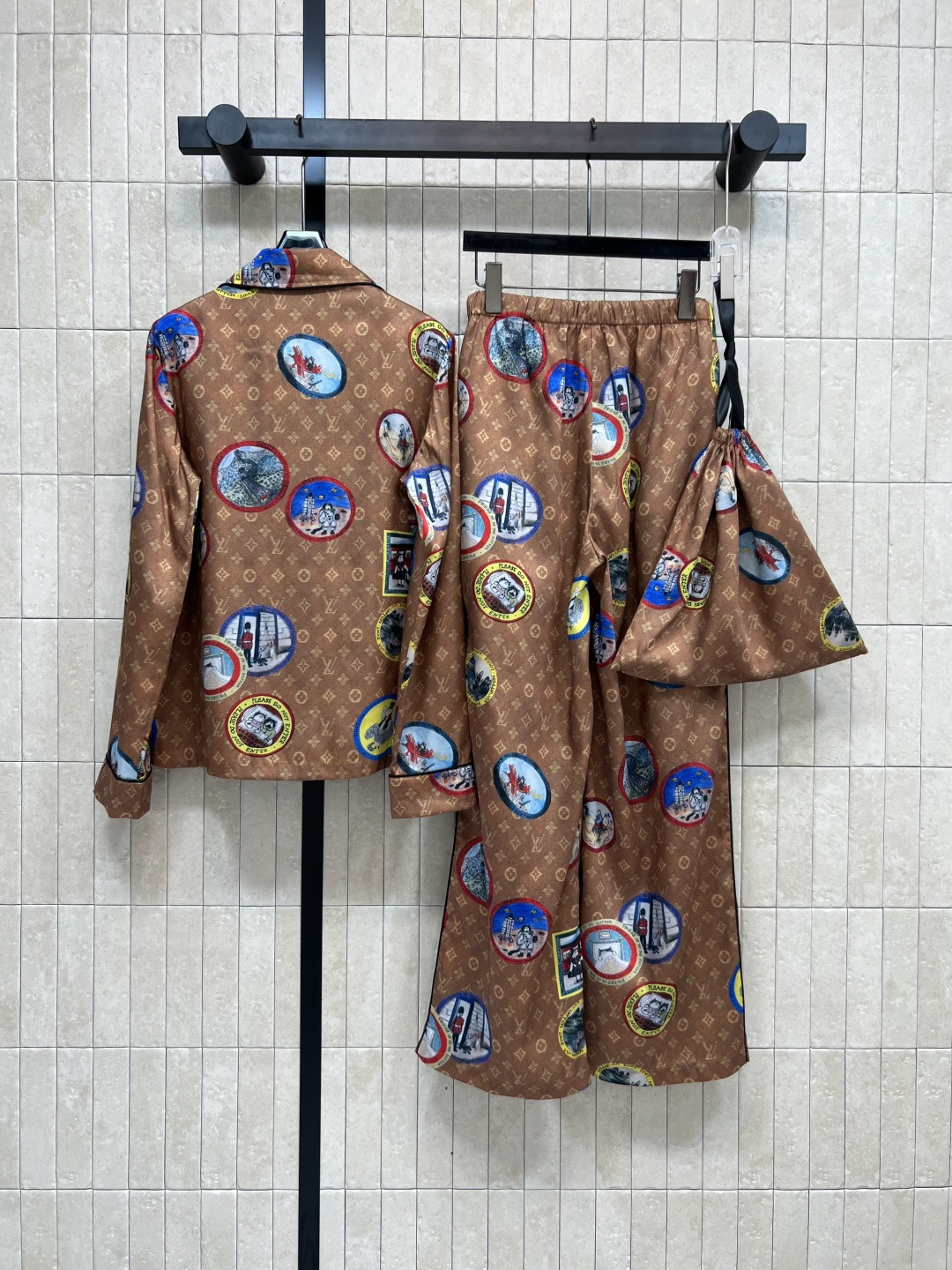 L家 25早秋新款 徽标老花居家套装 翻领长袖衬衫+系绳休闲裤 一套上身超显身材比例 经典老花＋徽标元素