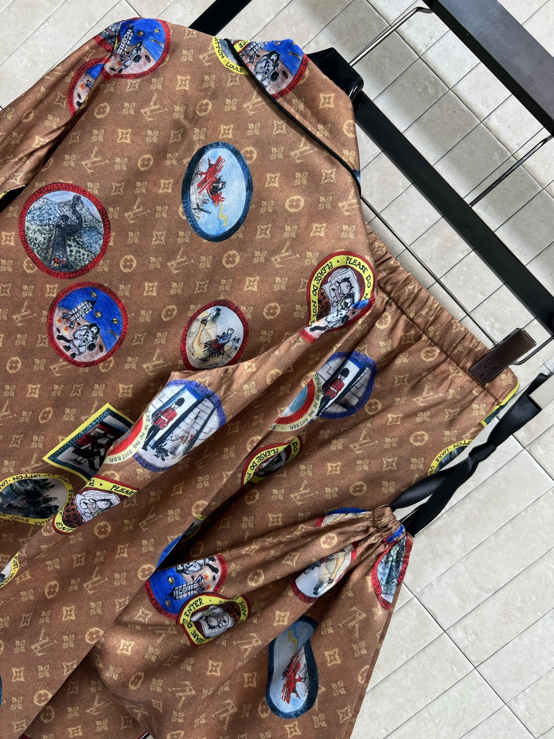 L家 25早秋新款 徽标老花居家套装 翻领长袖衬衫+系绳休闲裤 一套上身超显身材比例 经典老花＋徽标元素