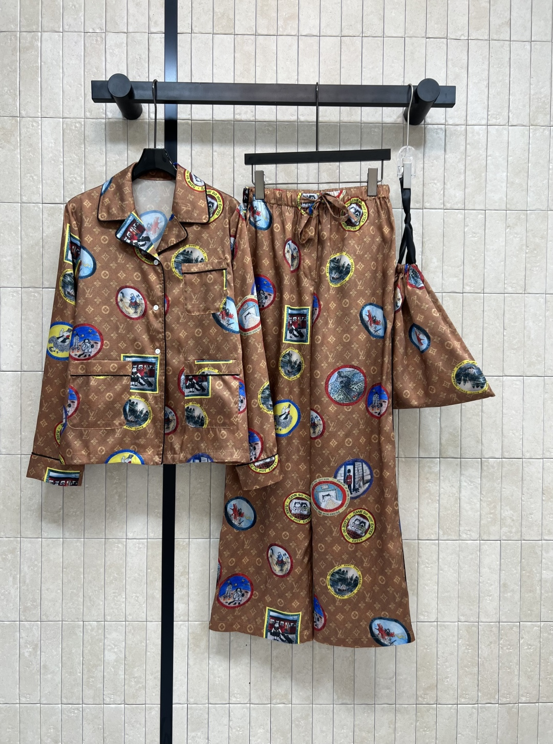 NO:479314,L Home 25 early autumn new logo old flower home suit Lapel long-sleeved shirt + tether casual pants A set of upper body super body proportions Classic old flower + logo element badge Slack and fashionable With a sense of old socialite money The colors are very beautiful Pajama style with its own aura Not picky style It looks good when paired separately One set for sale Delivery letter packaging bag One color 4-digit Size/S-M-L- XL,,louis vuitton,shirts,alexander wang19860909L家 25早秋新款 徽标老花居家套装 翻领长袖衬衫+系绳休闲裤 一套上身超显身材比例 经典老花＋徽标元素徽章 松弛而时髦 带有满满名媛老钱感 花色很漂亮 自带气场的睡衣风 不挑人的版型 分开搭配也好看 一套出售 配送字母包装袋 一色4码Size/S-M-L- XL,,louis vuitton,shirts,alexander wang,Women's clothing