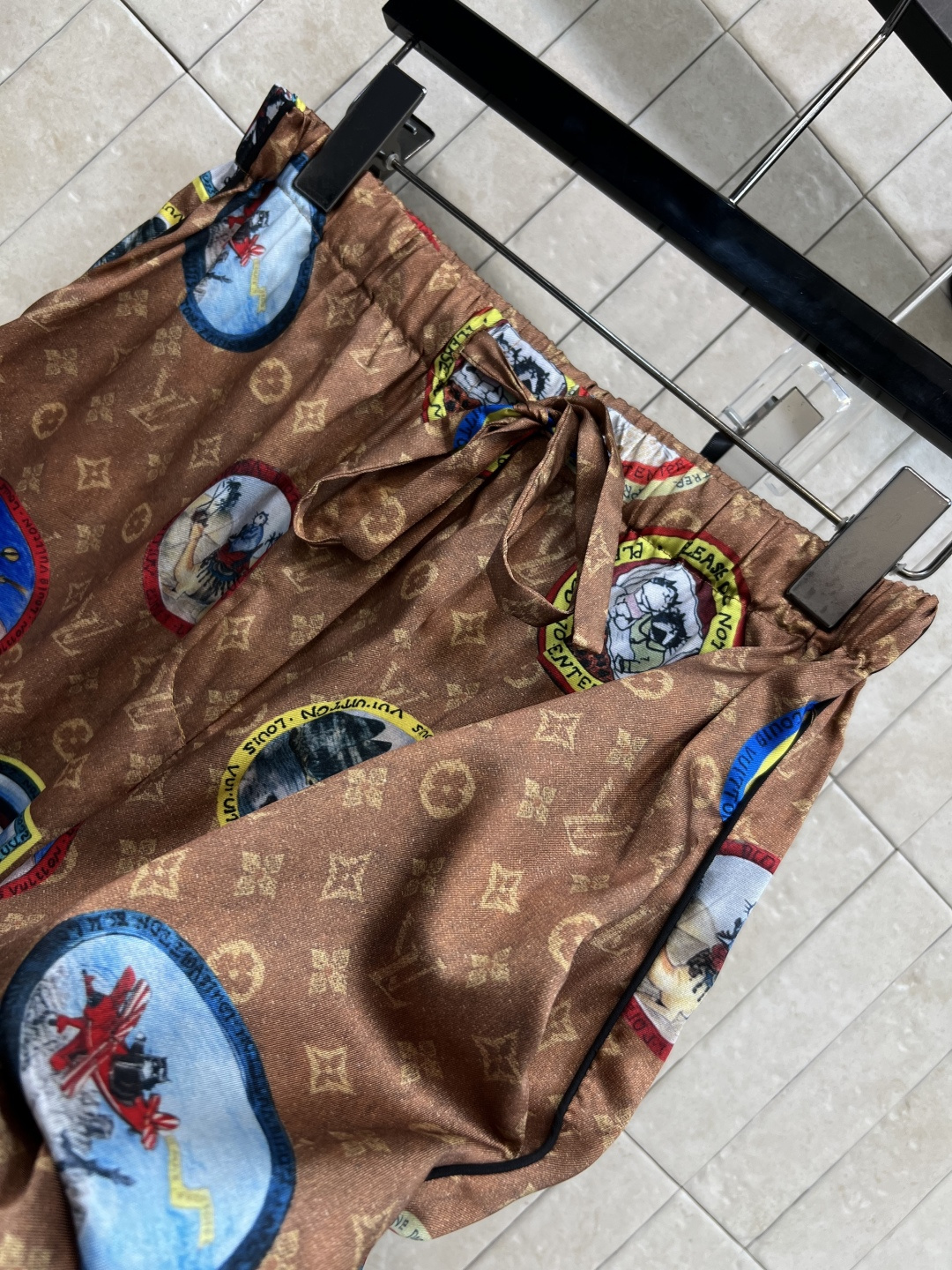 L家 25早秋新款 徽标老花居家套装 翻领长袖衬衫+系绳休闲裤 一套上身超显身材比例 经典老花＋徽标元素