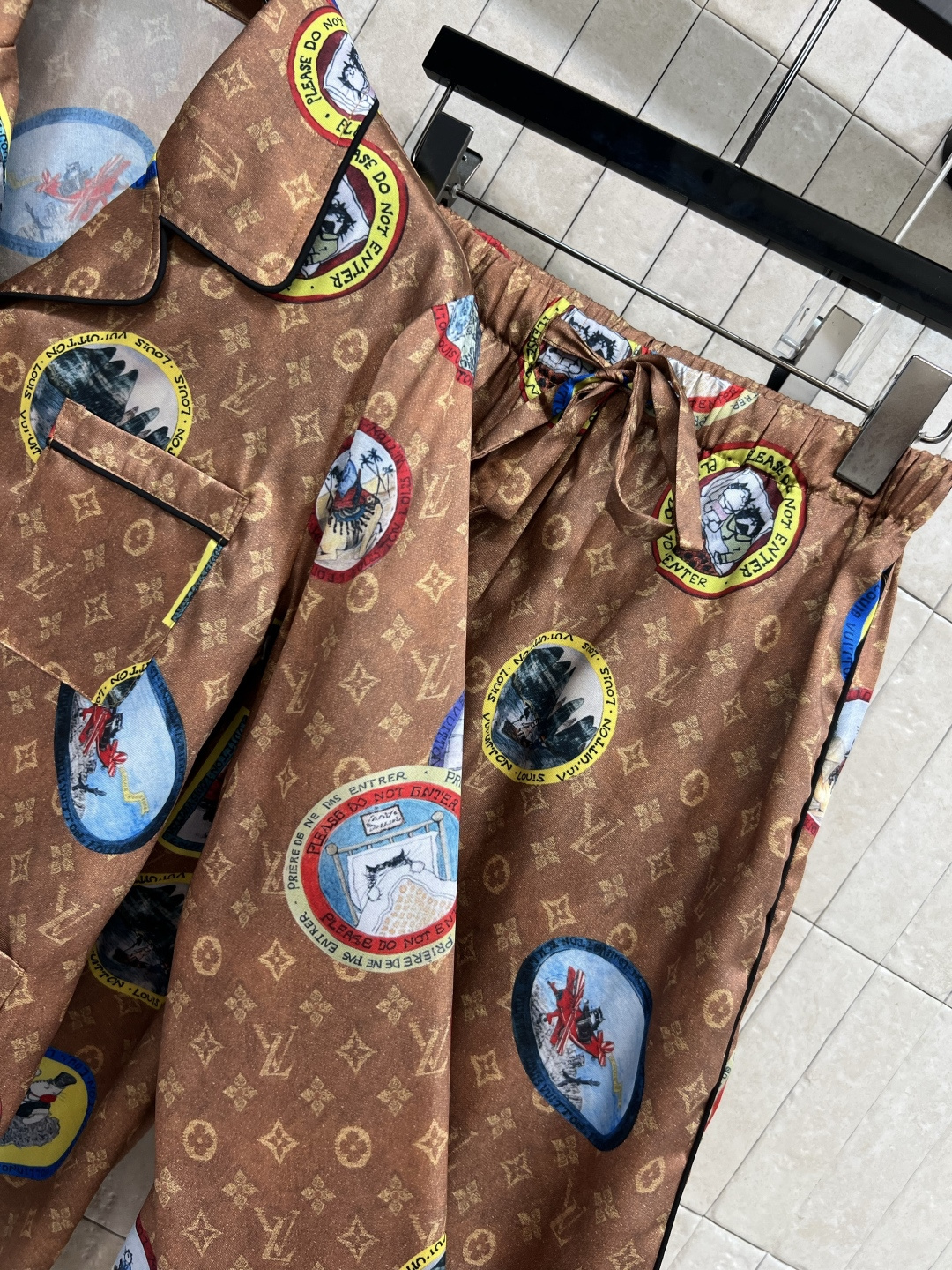 L家 25早秋新款 徽标老花居家套装 翻领长袖衬衫+系绳休闲裤 一套上身超显身材比例 经典老花＋徽标元素