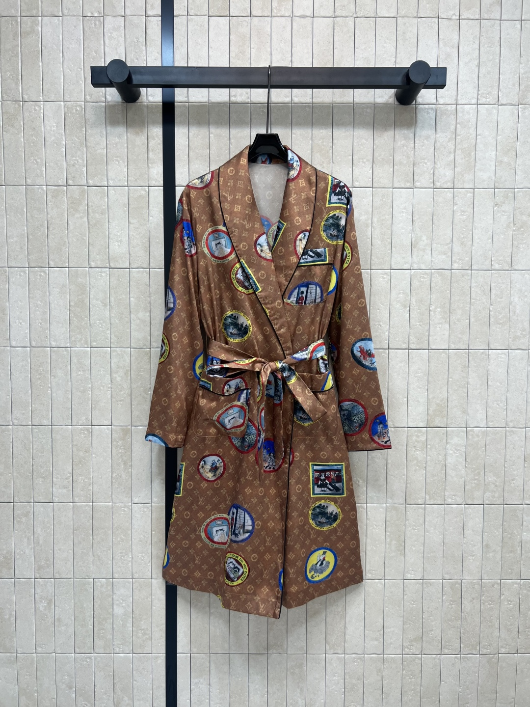 NO:479320,L's 25 early autumn new logo old-fashioned nightgown windbreaker letter print pattern + logo element badge loose and fashionable with a sense of old money in the long nightgown, slim and versatile in length, matched with the fabric belt, outline the waist division ratio, matched with series sets to make the upper body look more refined, elegant and lazy, creating a generous and high-end aura, the upper body is very aura, and it looks good in one outfit. One color 4 size Size/S-M-L- XL,,louis vuitton,alexander wang19860909L家 25早秋新款 徽标老花睡袍式风衣 字母印花图案＋徽标元素徽章 松弛而时髦 带有满满名媛老钱感 长款睡袍 过膝长度显瘦百搭 搭配本布腰带 勾勒腰身划分比例 搭配系列套装协调更显精致成套上身典雅慵懒 营造大方高级的气场 上身气场很足 单穿外搭都好看 一色4码 Size/S-M-L- XL,,louis vuitton,alexander wang,Women's clothing