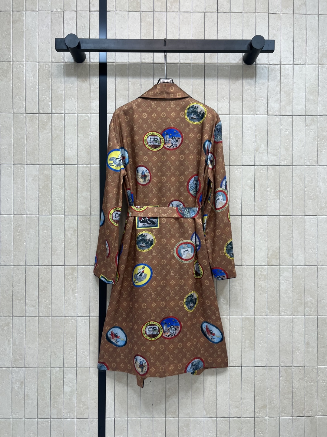 L家 25早秋新款 徽标老花睡袍式风衣 字母印花图案＋徽标元素徽章 松弛而时髦 带有满满名媛老钱感 长款