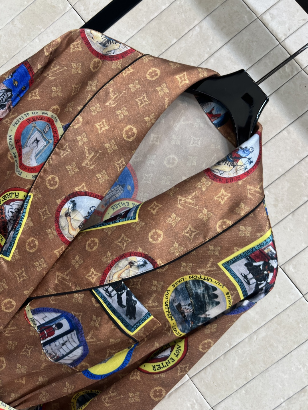 L家 25早秋新款 徽标老花睡袍式风衣 字母印花图案＋徽标元素徽章 松弛而时髦 带有满满名媛老钱感 长款