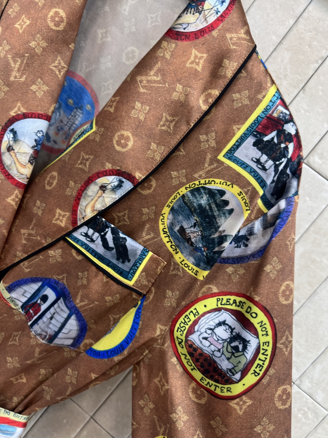 L家 25早秋新款 徽标老花睡袍式风衣 字母印花图案＋徽标元素徽章 松弛而时髦 带有满满名媛老钱感 长款