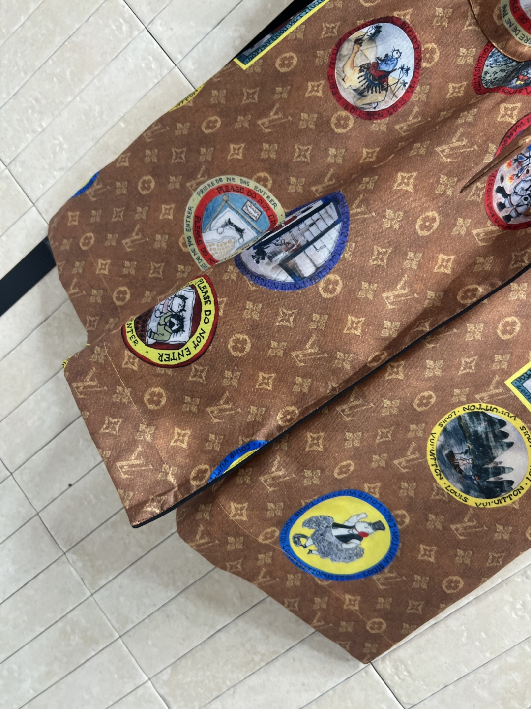 L家 25早秋新款 徽标老花睡袍式风衣 字母印花图案＋徽标元素徽章 松弛而时髦 带有满满名媛老钱感 长款