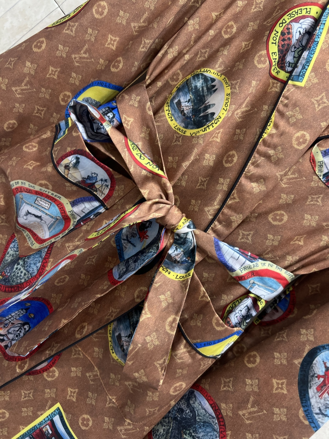 L家 25早秋新款 徽标老花睡袍式风衣 字母印花图案＋徽标元素徽章 松弛而时髦 带有满满名媛老钱感 长款