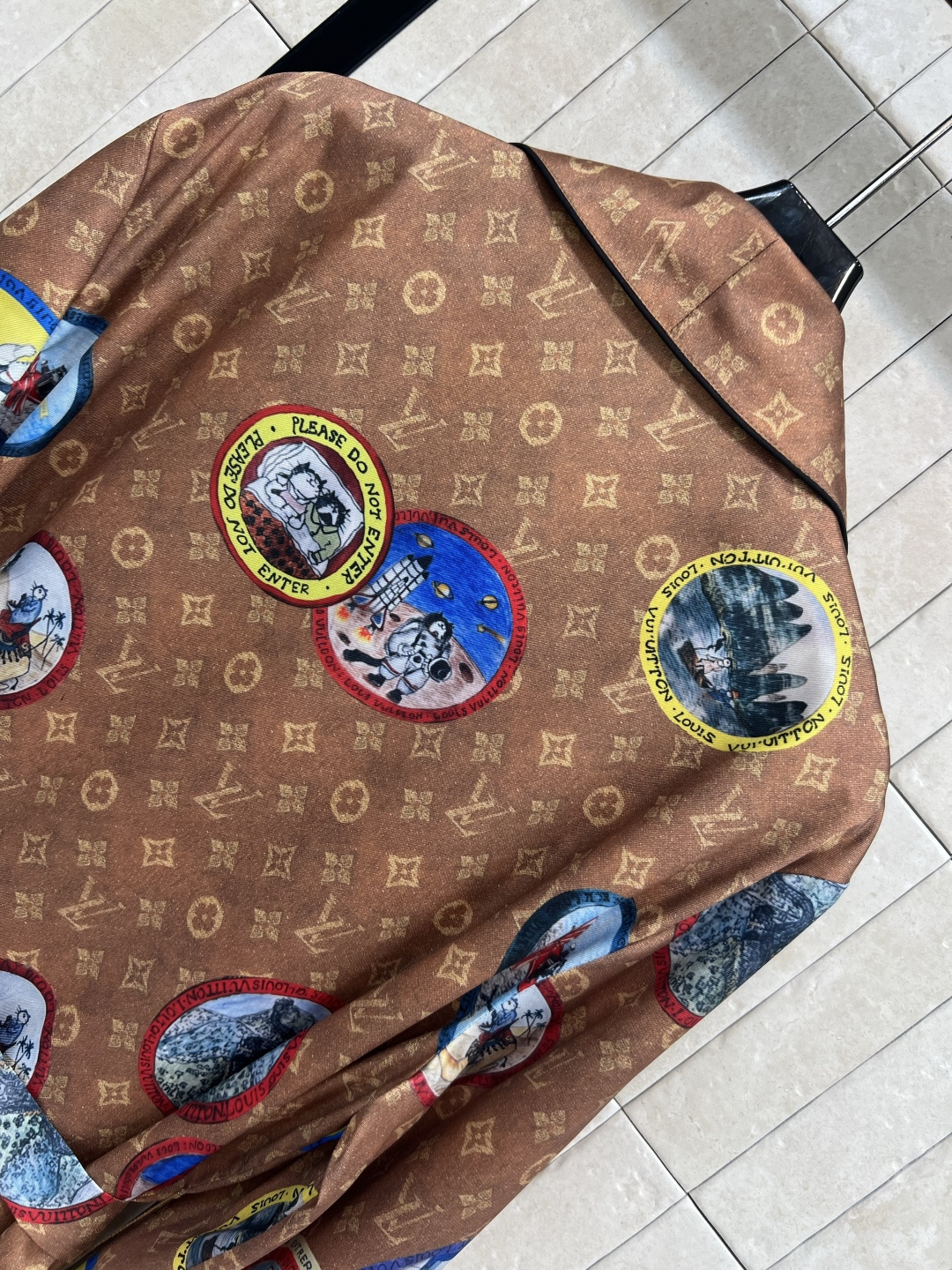 L家 25早秋新款 徽标老花睡袍式风衣 字母印花图案＋徽标元素徽章 松弛而时髦 带有满满名媛老钱感 长款