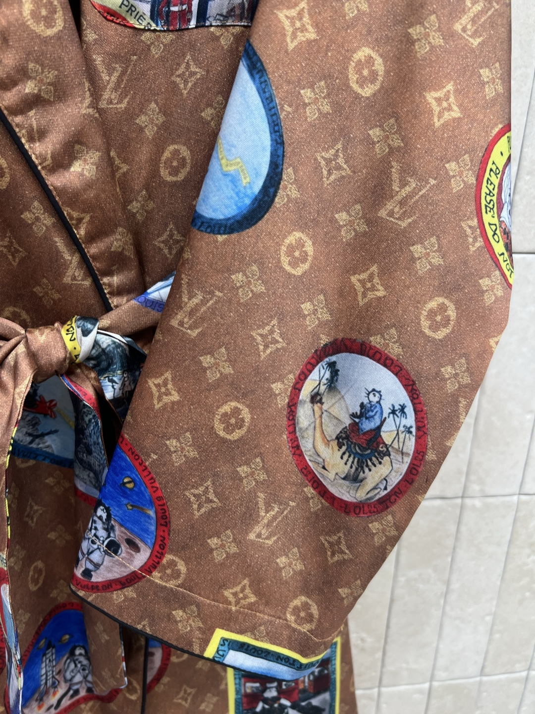 L家 25早秋新款 徽标老花睡袍式风衣 字母印花图案＋徽标元素徽章 松弛而时髦 带有满满名媛老钱感 长款