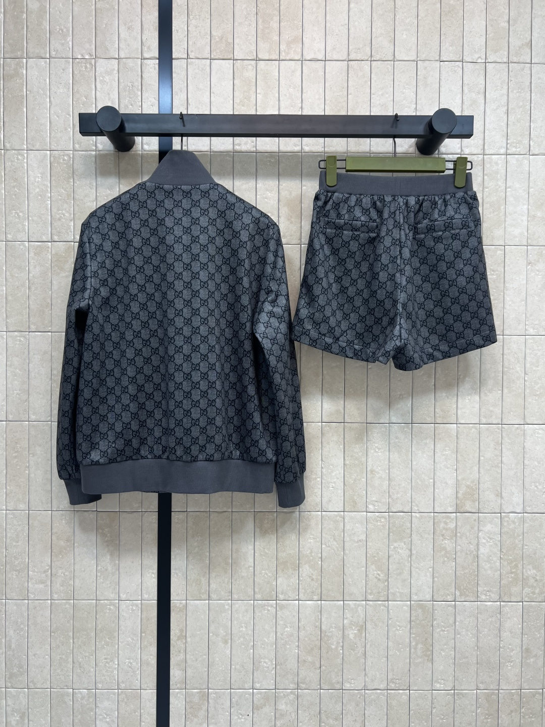 G家 25早秋新款 双G提花休闲运动套装 立领拉链外套+高腰短裤 拉链内里红色织带拼接装饰 简约吸睛又高