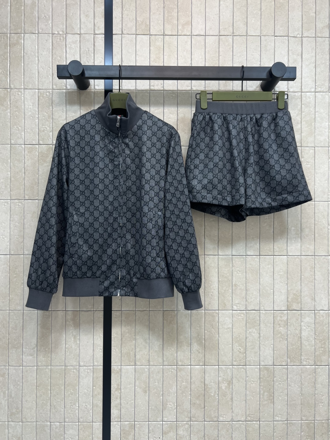 NO:479332,G Home 25 early autumn new style, double G jacquard casual sports set, stand-up collar zipper jacket + high-waist shorts, zipper inner red webbing splicing decoration, simple and eye-catching and high-end, a set of top body can be salty and cool, full of barrage GG letters, dark pattern jacquard, excellent texture, three-dimensional cut, versatile and not picky about body shape, easy to control any body shape, daily sports are very good, one color, three-code Size/S-M-L,, gucci, shorts, jackets & coats, alexander wang19860909G家 25早秋新款 双G提花休闲运动套装 立领拉链外套+高腰短裤 拉链内里红色织带拼接装饰 简约吸睛又高级 一套上身可盐可酷 满弹幕GG字母暗纹提花 质感超赞 立体廓形剪裁 百搭不挑身材 任何体型都可轻松驾驭 日常运动出街都很不错一色三码Size/S-M-L,,gucci,shorts,jackets & coats,alexander wang,Women's clothing