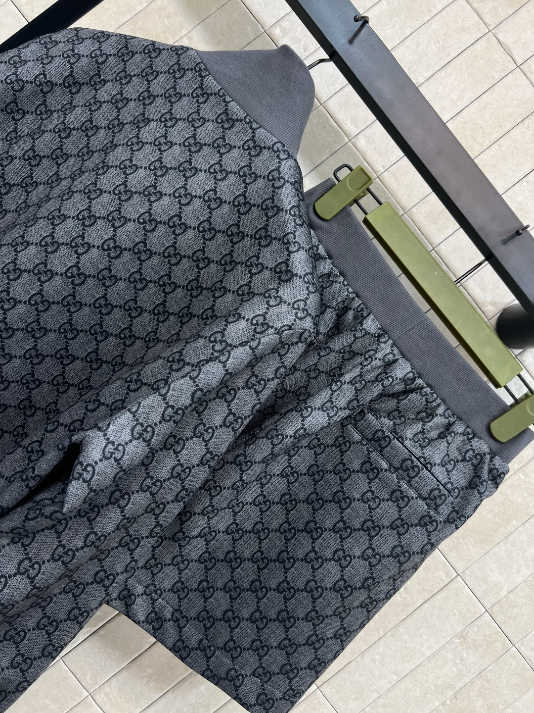 G家 25早秋新款 双G提花休闲运动套装 立领拉链外套+高腰短裤 拉链内里红色织带拼接装饰 简约吸睛又高