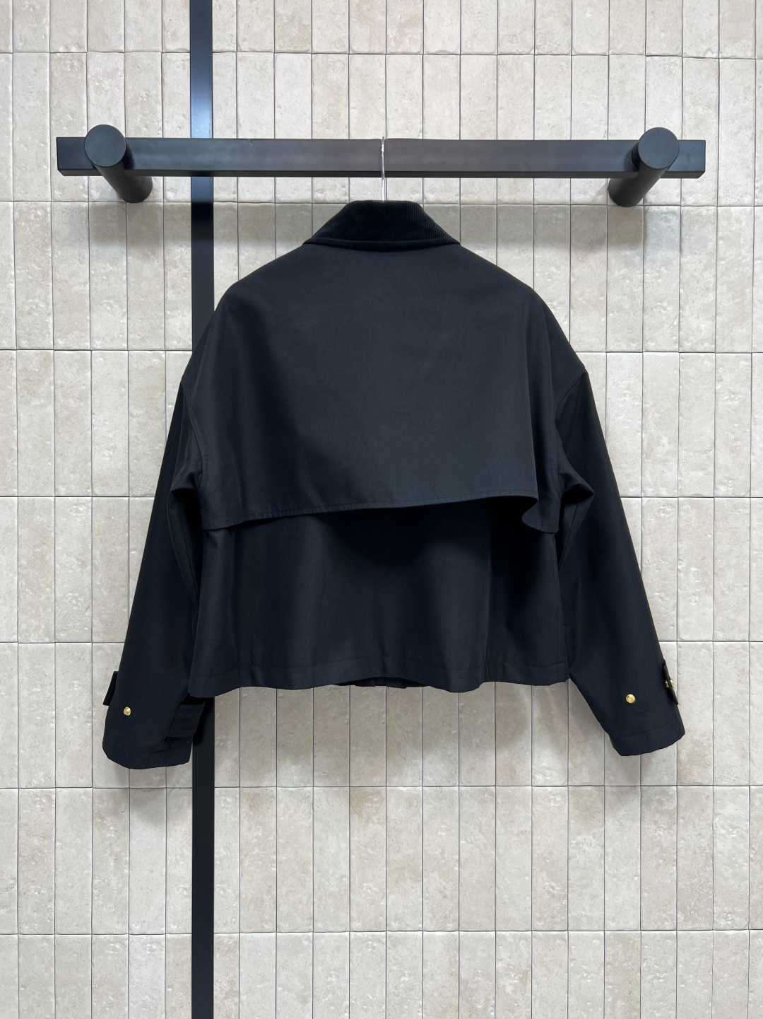 CE家 25早秋新款 短款风衣外套 灯芯绒翻领拼接+经典款短版风衣设计 上身精致又干练得体 很少见到的短