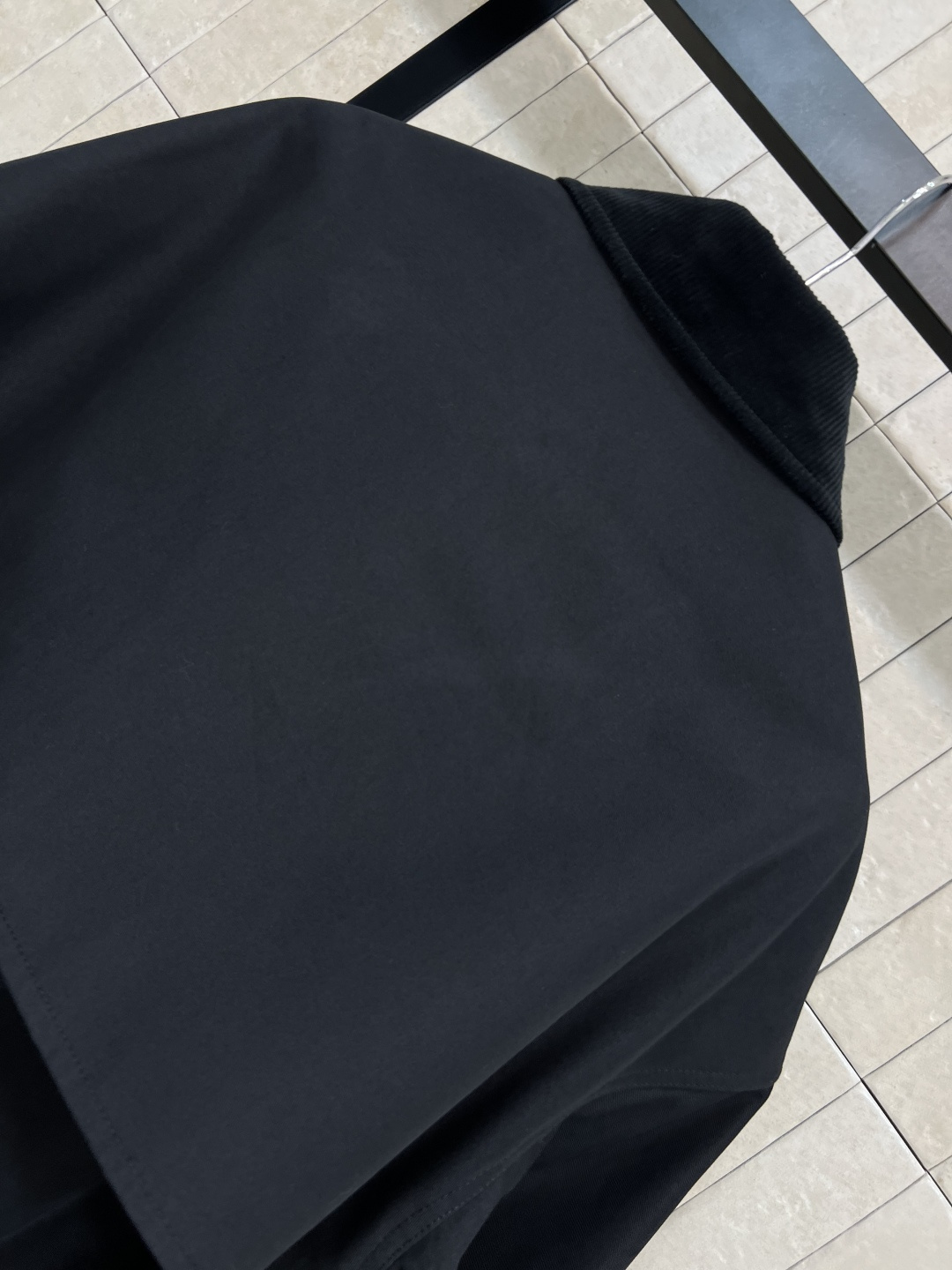 CE家 25早秋新款 短款风衣外套 灯芯绒翻领拼接+经典款短版风衣设计 上身精致又干练得体 很少见到的短