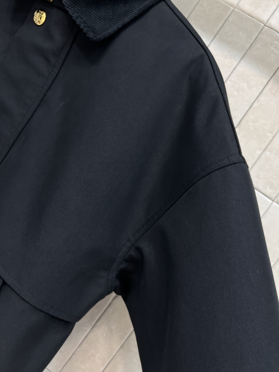 CE家 25早秋新款 短款风衣外套 灯芯绒翻领拼接+经典款短版风衣设计 上身精致又干练得体 很少见到的短