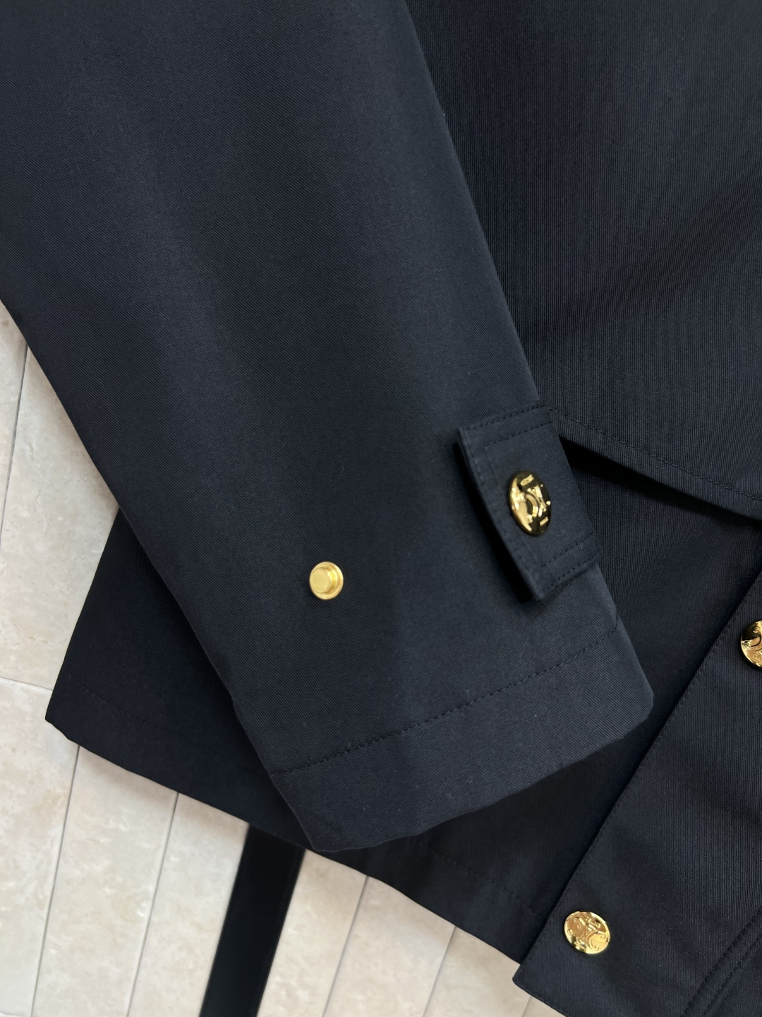 CE家 25早秋新款 短款风衣外套 灯芯绒翻领拼接+经典款短版风衣设计 上身精致又干练得体 很少见到的短