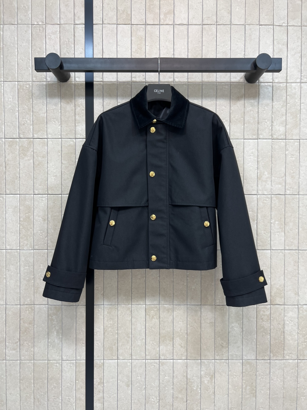 NO:479343,CE Home 25 early autumn new short windbreaker jacket Corduroy lapel splicing + classic short windbreaker design The upper body is exquisite and capable. A rare short windbreaker can be easily controlled by a small person. The golden proportion figure is immediately available. It is also easy to match. The customized fabric is covered with stylish custom gold logo. The custom gold logo is awesome. The recommended temperament items are recommended for early autumn. One color three-code Size/S-M-L,, jackets & coats, gold, alexander wang19860909CE家 25早秋新款 短款风衣外套 灯芯绒翻领拼接+经典款短版风衣设计 上身精致又干练得体 很少见到的短风衣 小个子也能轻松驾驭 黄金比例身材立马get 搭配起来也很随心应手 定制的面料挻括有型 定制金色logo排扣点缀超赞 早秋推荐气质单品 一色三码Size/S-M-L,,jackets & coats,gold,alexander wang,Women's clothing