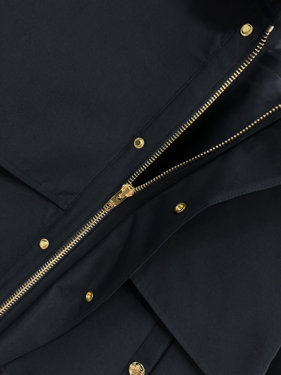 CE家 25早秋新款 短款风衣外套 灯芯绒翻领拼接+经典款短版风衣设计 上身精致又干练得体 很少见到的短