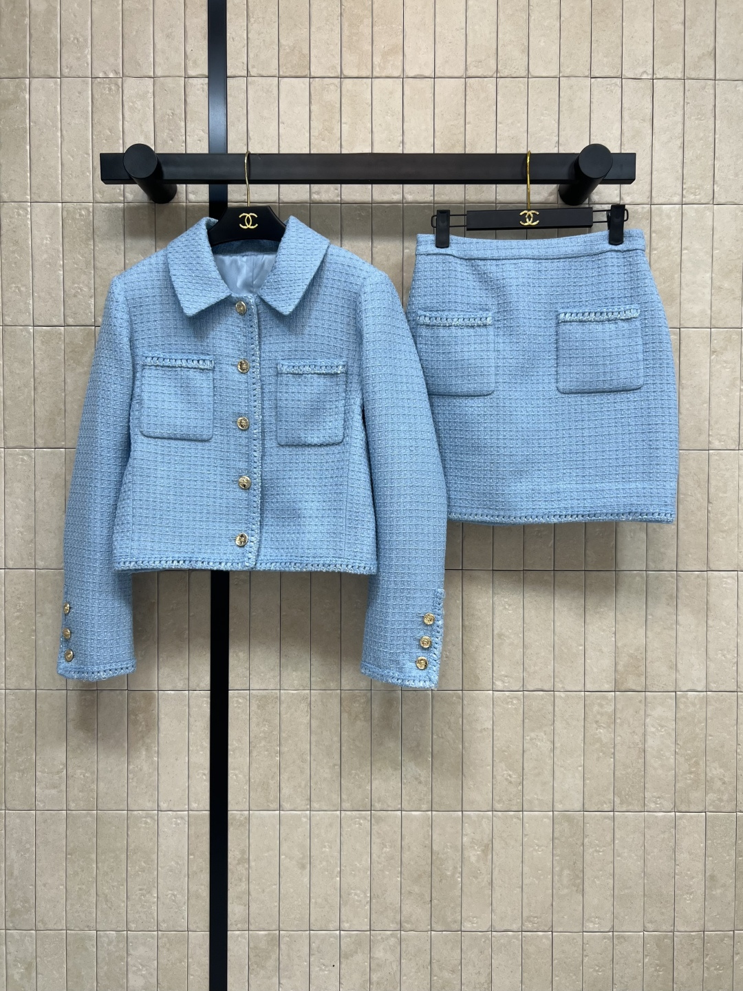 NO:479358,Short jacket and short skirt Xiaoxiangjia 25 early autumn new style Lapel tweed top + A-line hip skirt. Autumn still depends on the Korean style outfit atmosphere. The gentle and gentle short top is particularly popular. A set of thick flower mud braided patterned short top with hip skirt. A set of simple, high-end and fashionable upper body. The logo buckle made of buttons is exquisite and durable. A set of matching is a celebrity daughter style. One color three-code Size/S-M-L, chanel, skirts, jackets & coats, alexander wang19860909外套短裙小香家 25早秋新款 翻领粗花呢上衣 + A字包臀裙 秋天还是得靠韩系穿搭氛围 温温柔柔的特别招人喜欢 粗花泥编织纹路短款上衣搭配包臀裙一套上身简约高级又时髦 扣子做的logo扣饰 精致耐看 一套搭配妥妥的名媛千金范 一色三码Size/S-M-L,,chanel,skirts,jackets & coats,alexander wang,Women's clothing