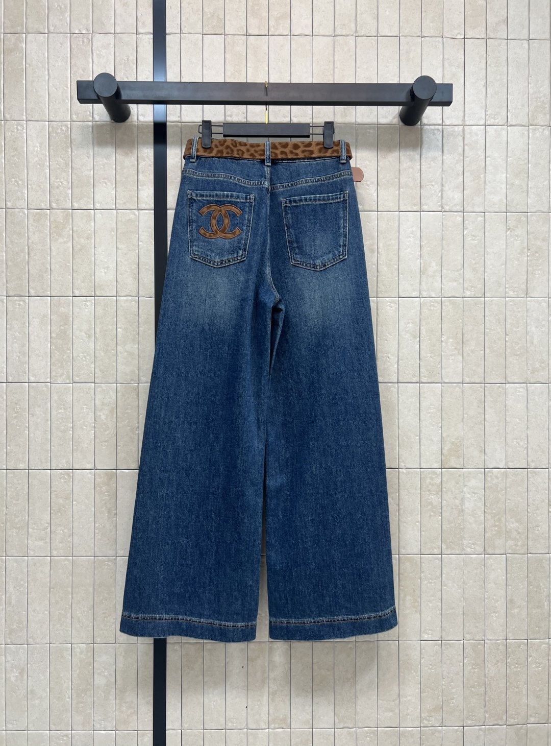 小香家 25早秋新款 豹纹腰带牛仔阔腿裤 复古洗水面料纯棉材质上身亲肤舒适 高腰阔腿版型轻松 掩盖腿部瑕