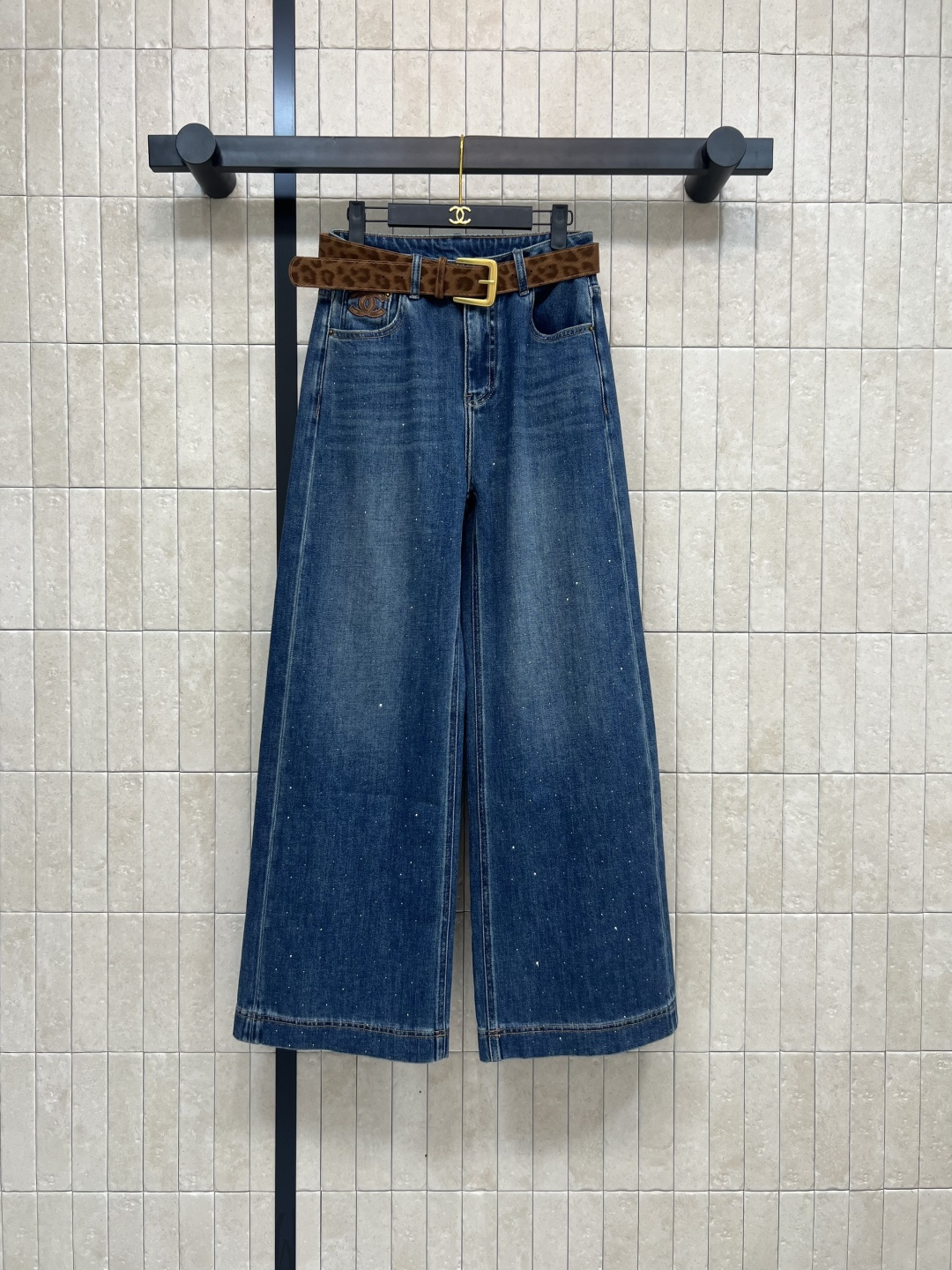 NO:479375,Xiaoxiangjia 25 early autumn new style leopard belt denim wide-leg pants retro washing fabric pure cotton material top body and skin-friendly. High waist wide-leg style is easy to cover up leg defects. Deliver leopard leather belt decoration. Sisters with wide hips or fleshy legs can be assured. Daily matching is unlimited. Any shirt is easy to wear. Short sleeves are very good. Size/26-27-28-29-30, chanel,shirts,T-shirt,alexander wang19860909小香家 25早秋新款 豹纹腰带牛仔阔腿裤 复古洗水面料纯棉材质上身亲肤舒适 高腰阔腿版型轻松 掩盖腿部瑕疵 配送豹纹皮革腰带装饰 无论是胯宽还是腿部有肉肉的姐妹都可以放心入 日常搭配无局限 随便搭个衬衫 短袖都很好看Size/26-27-28-29-30,,chanel,shirts,T-shirt,alexander wang,Women's clothing